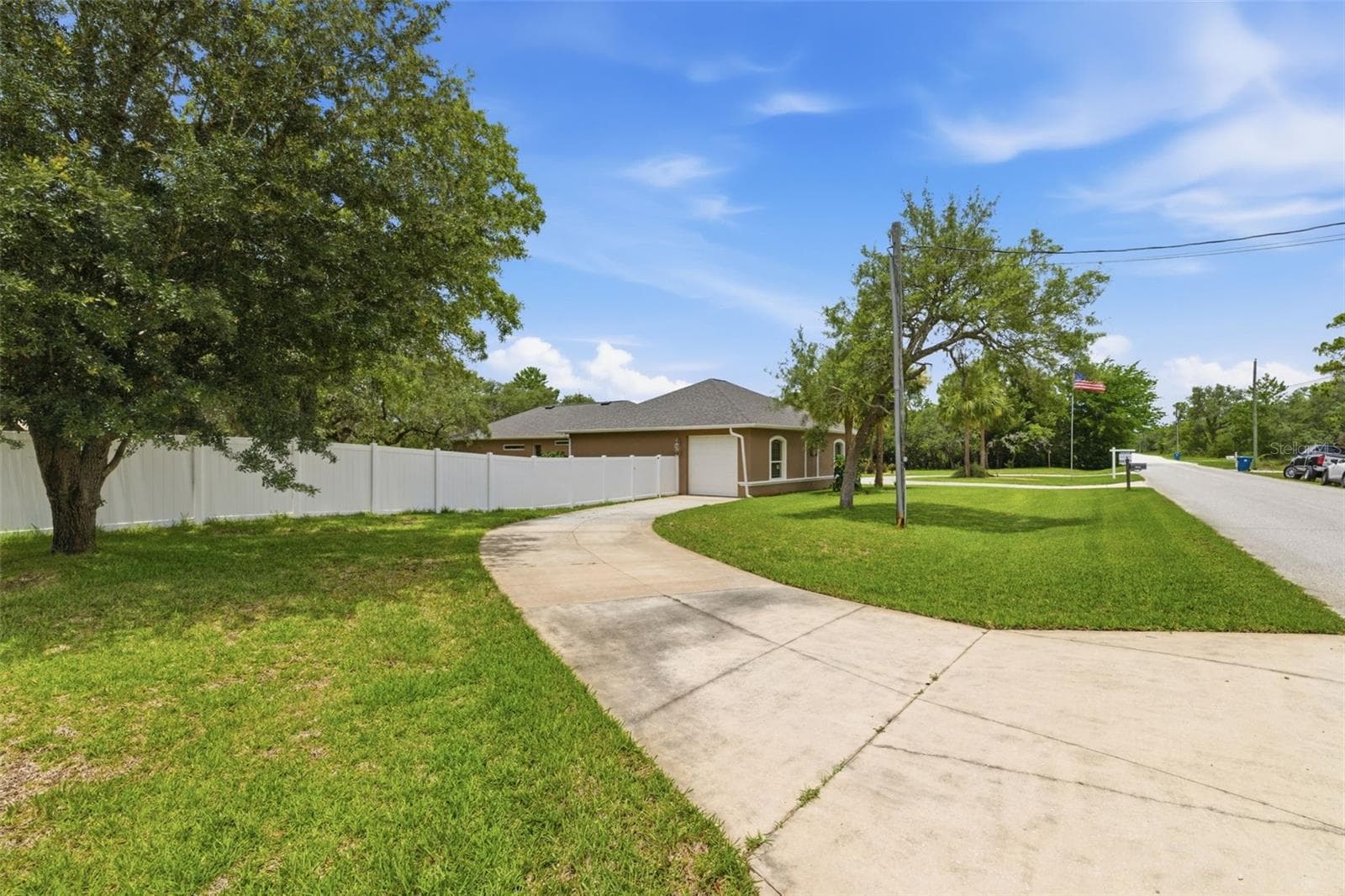 Single Family Residence at 11145 MOUNTAIN MOCKINGBIRD RD, WEEKI WACHEE, photo 5 of 84