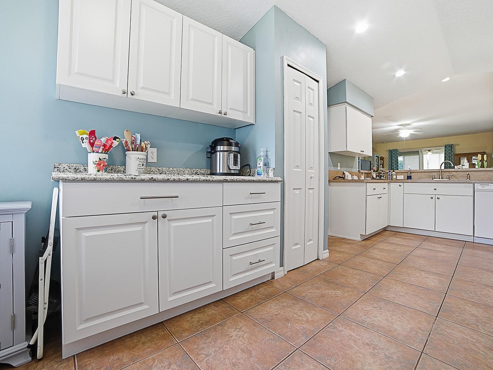 Extra Built in Cabinet - 5052 CHINA SEA, TAVARES