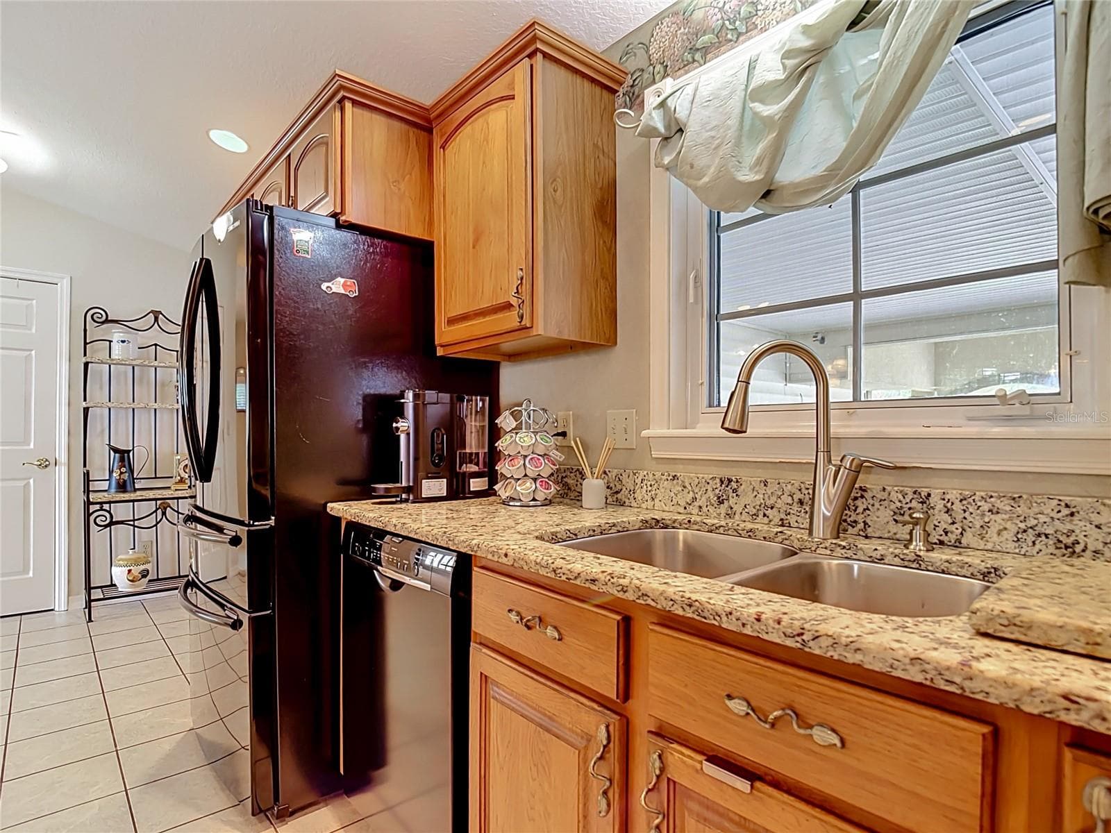 Kitchen with Granite - 4703 CASSANDRA LN, LAKELAND