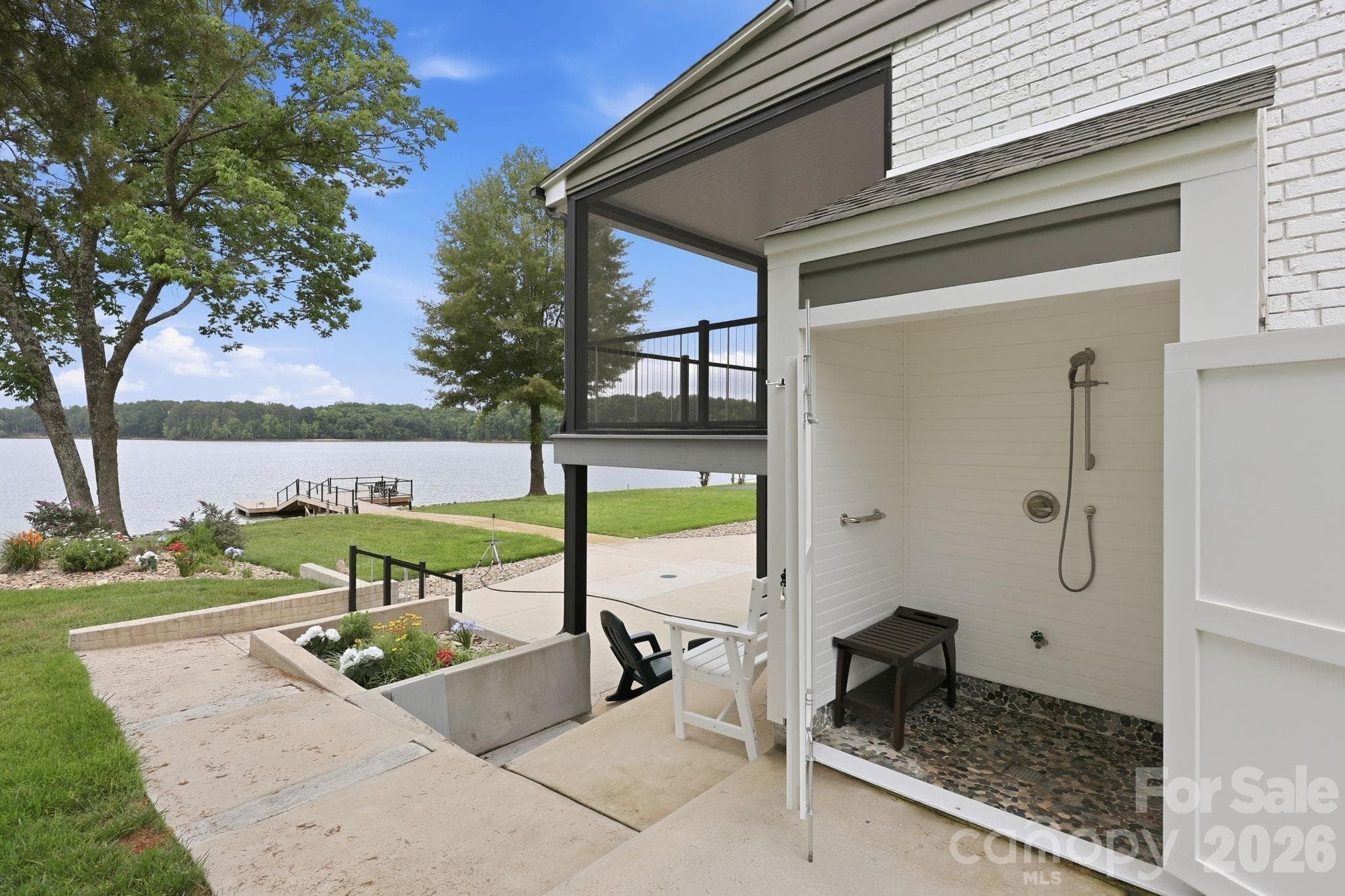 Outdoor shower with bench - Salisbury