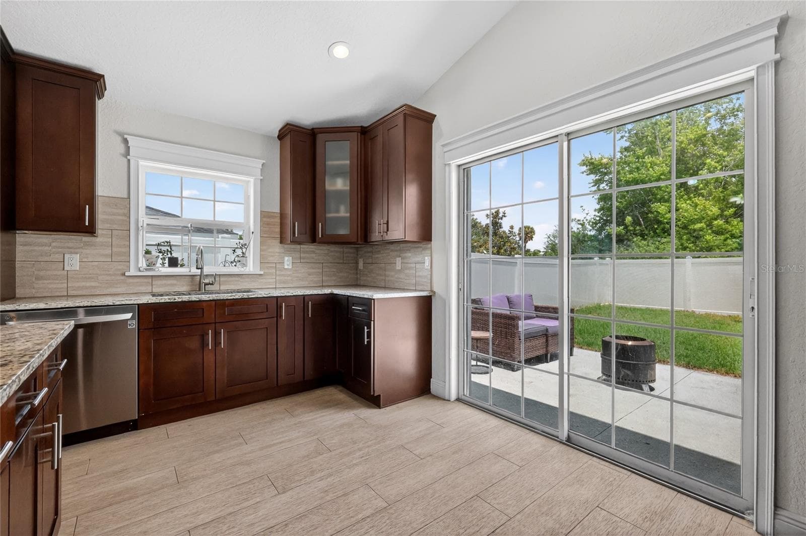 Kitchen - 12591 NE 49TH DR, OXFORD