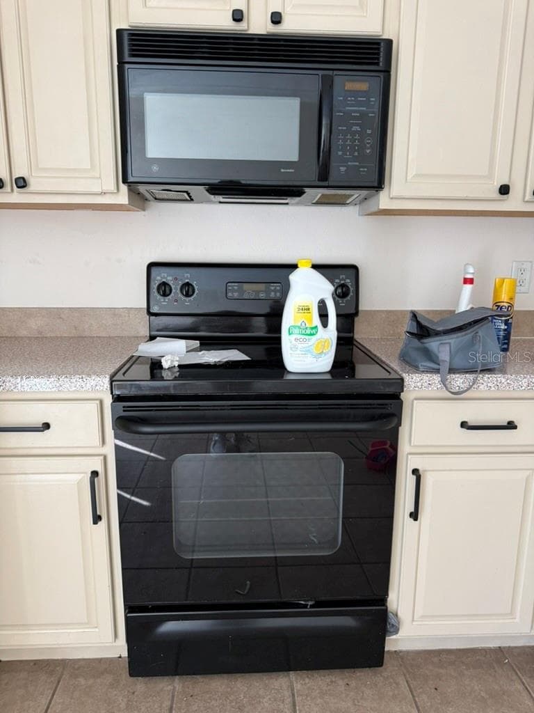 Townhouse at 11537 DECLARATION DR, TAMPA, photo 7 of 24