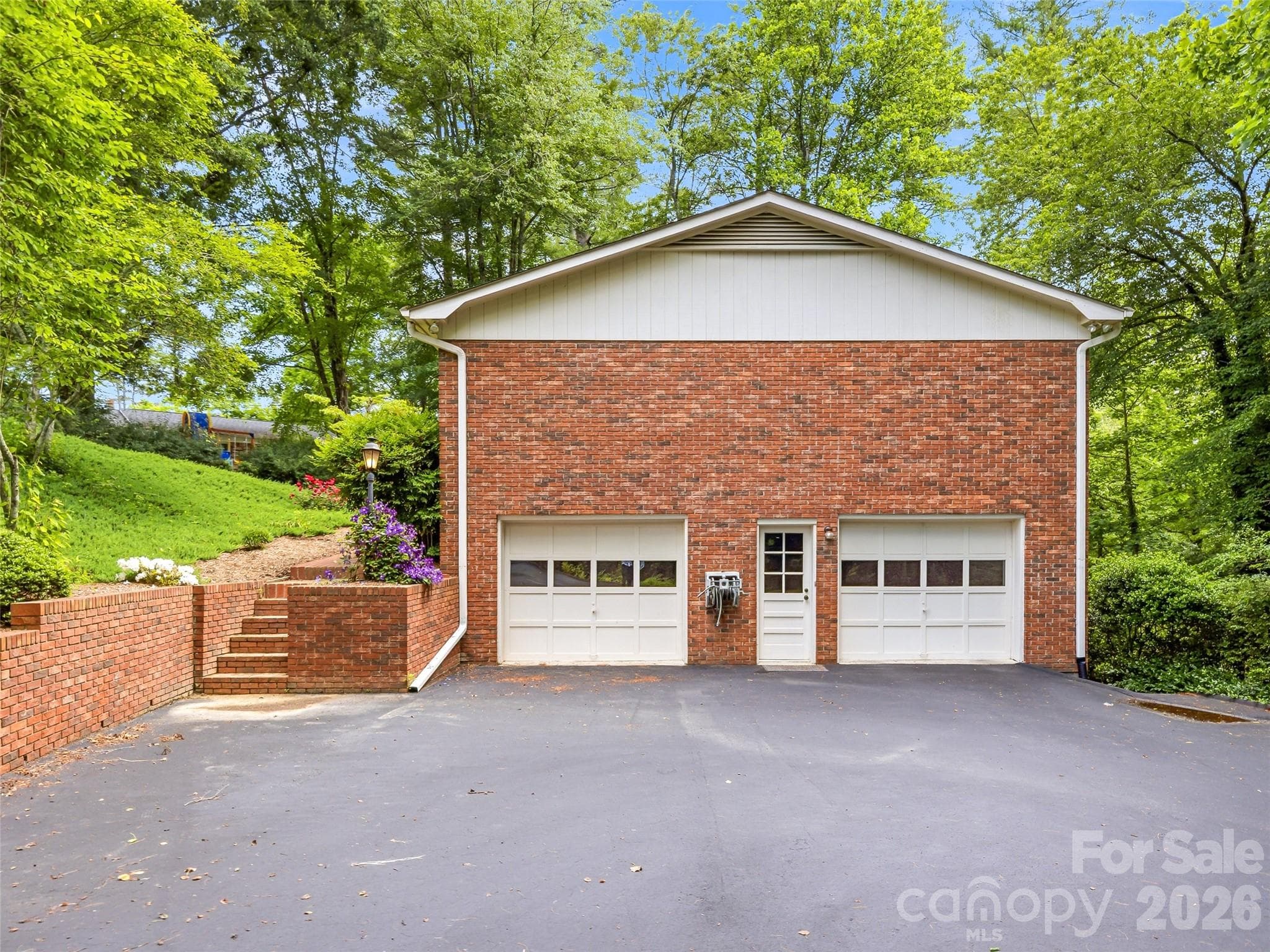 Single Family Residence at 126 Surry Lane, Hendersonville, photo 4 of 38