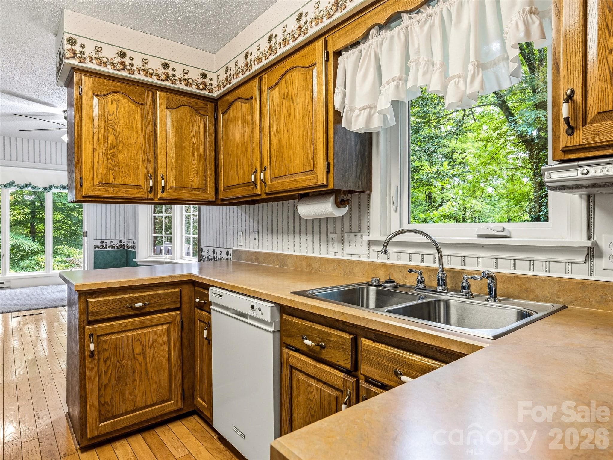 Single Family Residence at 126 Surry Lane, Hendersonville, photo 11 of 38