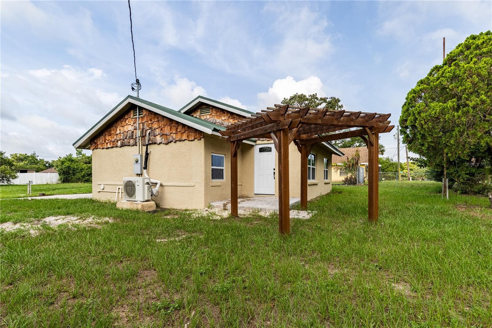 Front pergola - 7020 SCOTT AVE, MOUNT DORA