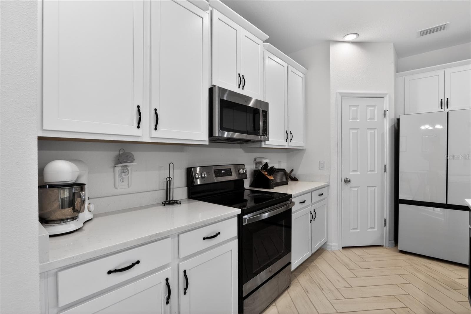 Single Family Residence at 589 JUPITER BEACH RD, GROVELAND, photo 8 of 34
