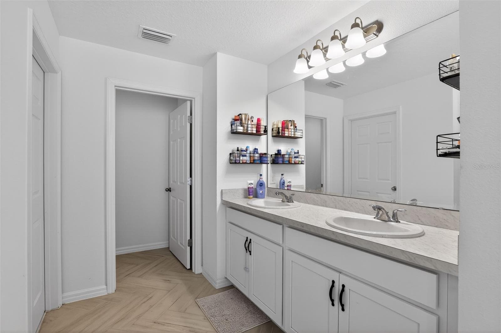 Single Family Residence at 589 JUPITER BEACH RD, GROVELAND, photo 29 of 34