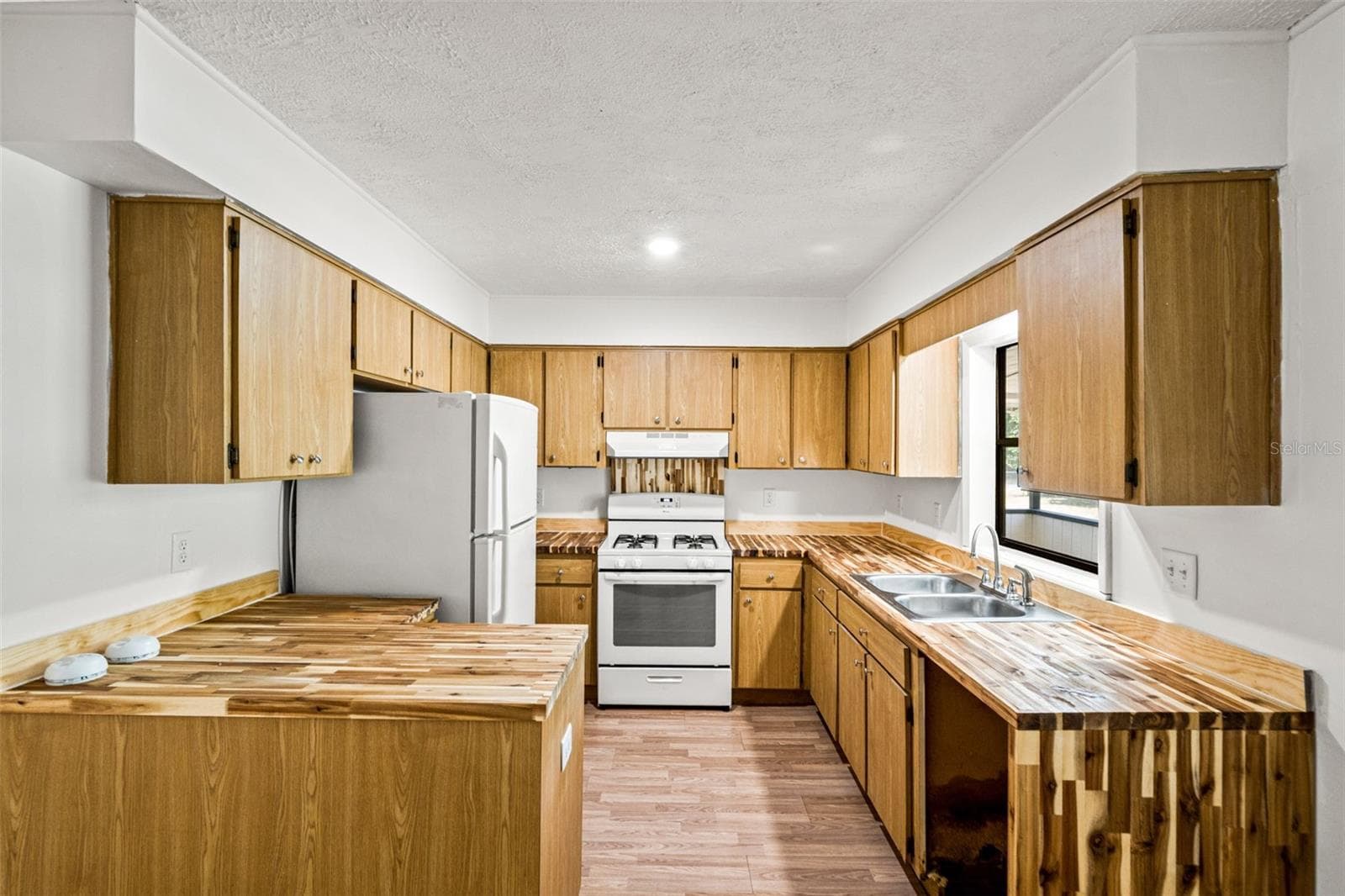 Single Family Residence at 16119 WILSON BLVD, BROOKSVILLE, photo 10 of 39