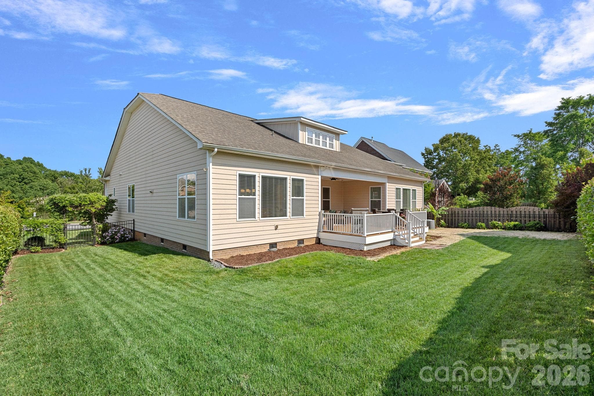 Fenced in private & level Backyard - Concord