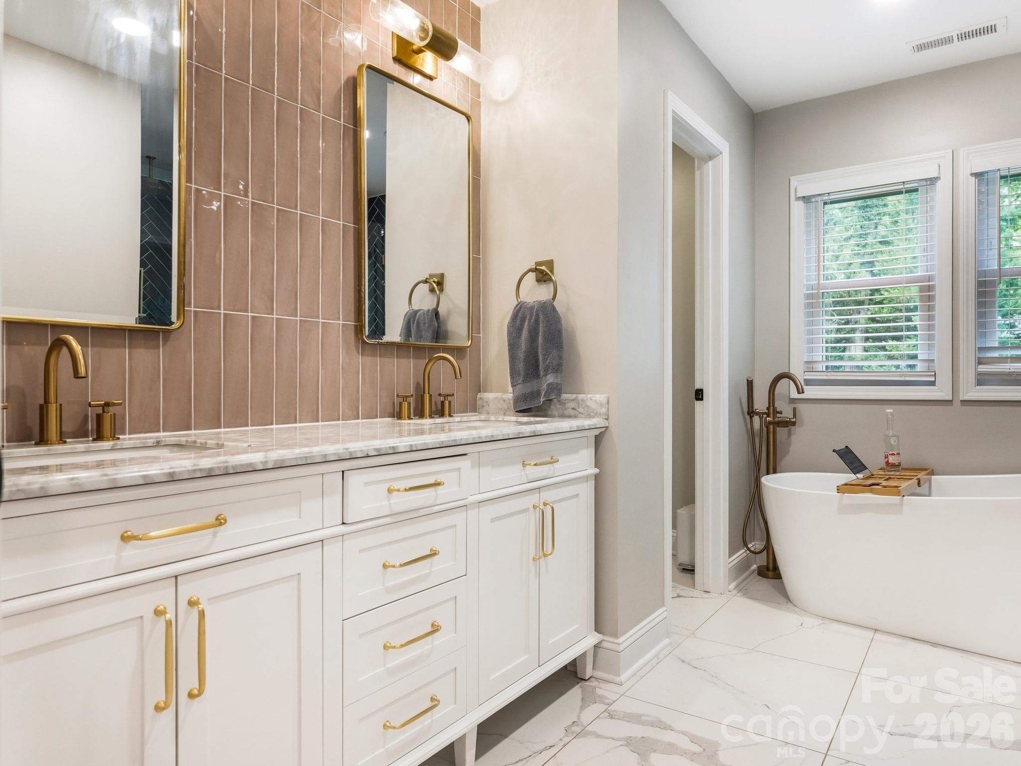 Single Family Residence at 6801 Rollingridge Drive, Charlotte, photo 20 of 32
