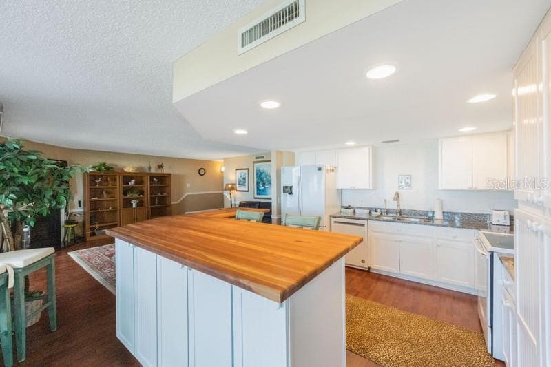 Condominium at 1060 PINELLAS BAYWAY S #103, ST PETERSBURG, photo 21 of 39