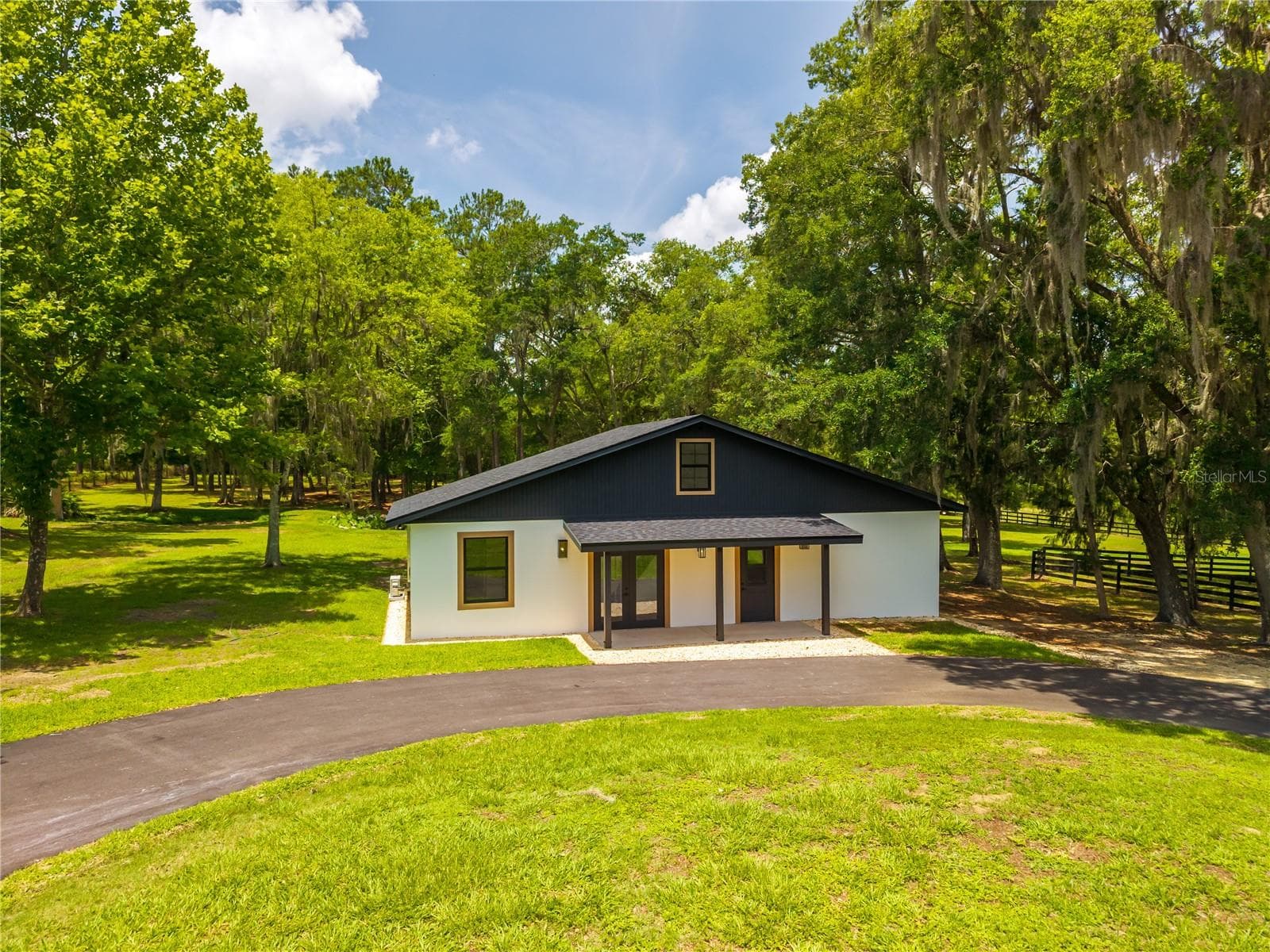 Barn w/ 3 stalls & Living quarter - 6450 NW HIGHWAY 225, OCALA
