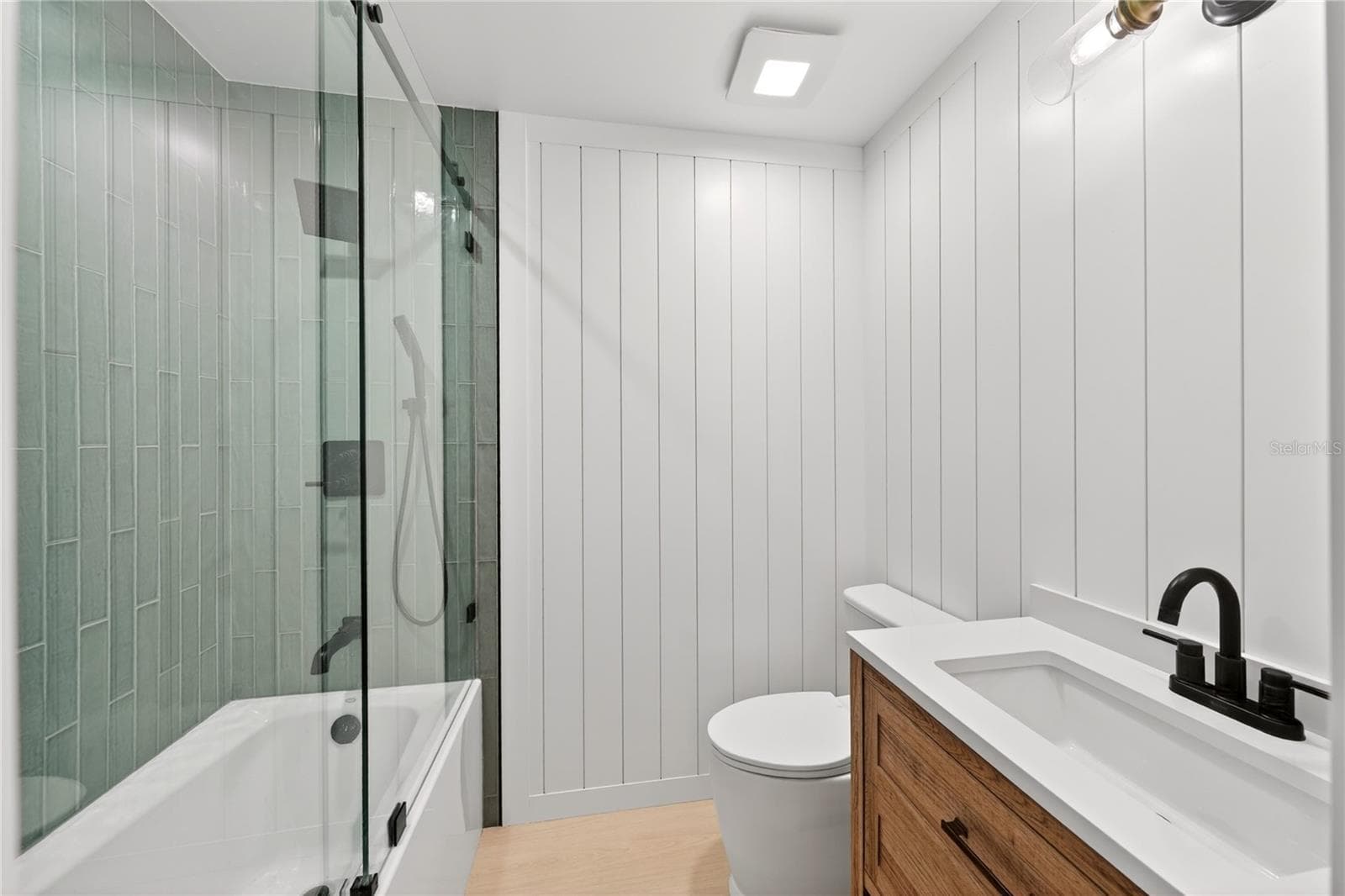 2nd Bathroom w/ combined Tub & Shower - 6450 NW HIGHWAY 225, OCALA