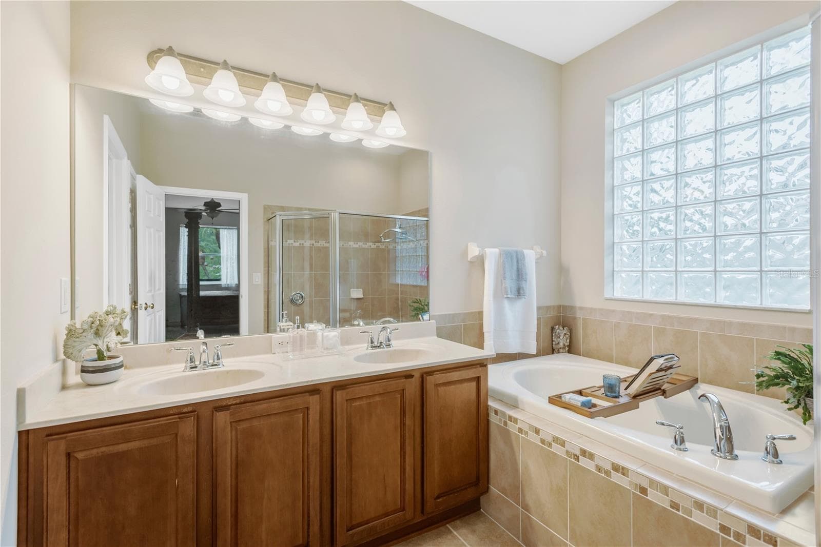 Single Family Residence at 10859 BREAKING ROCKS DR, TAMPA, photo 13 of 26
