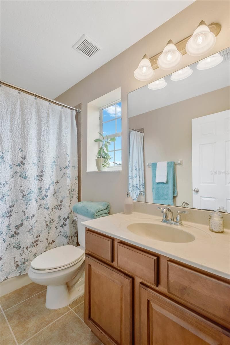 Single Family Residence at 10859 BREAKING ROCKS DR, TAMPA, photo 16 of 26