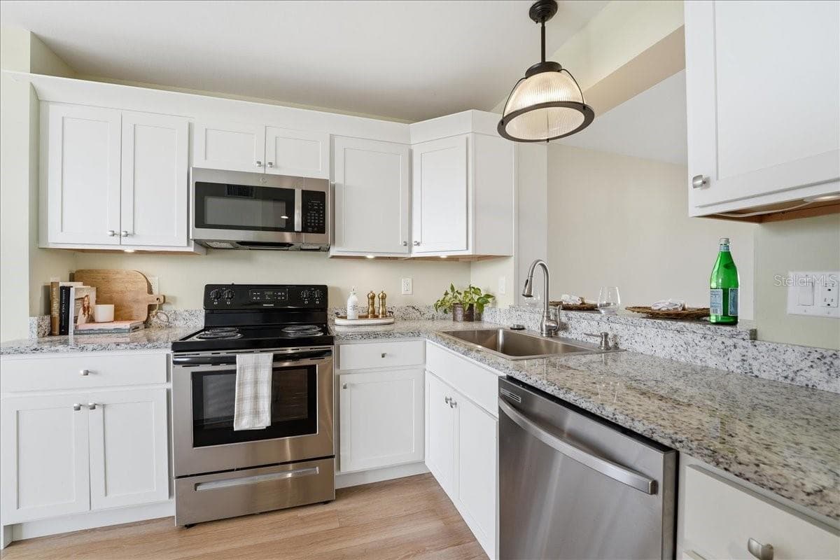 Updated kitchen with granite countertops - 4550 PINEBROOK CIR #506, BRADENTON