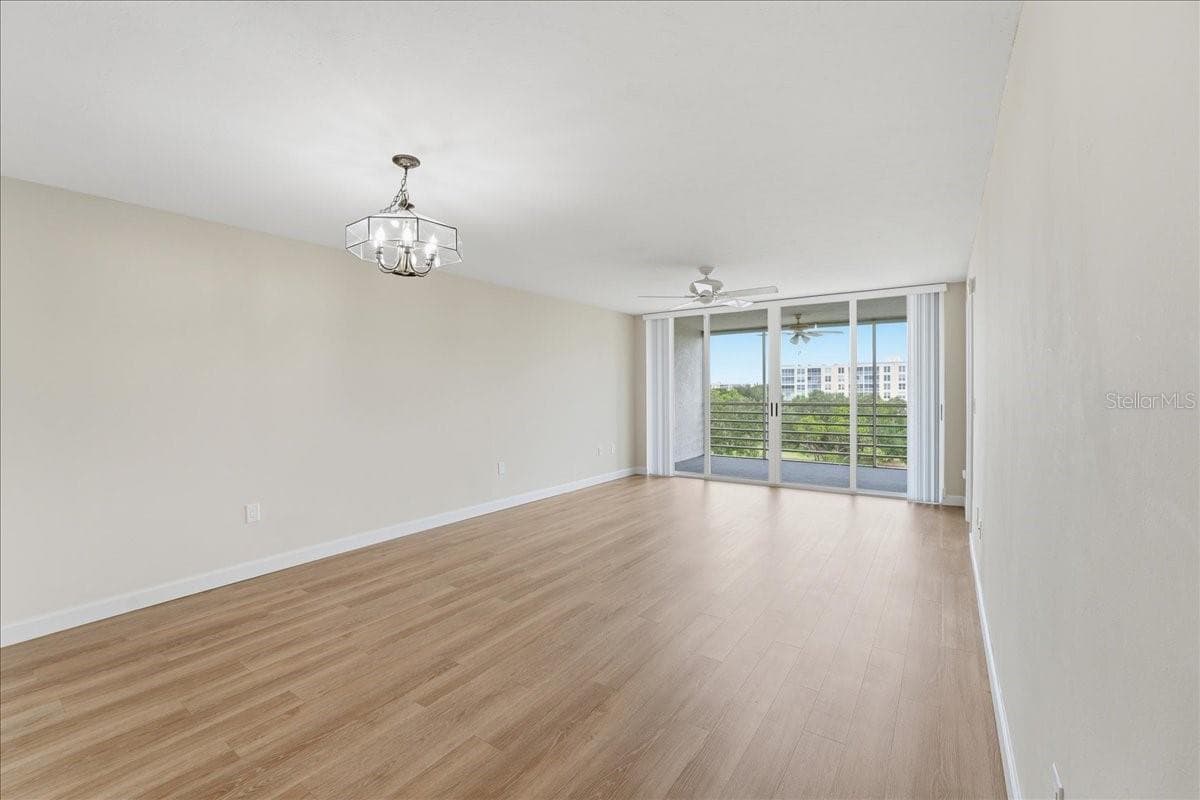 Large, open living room - 4550 PINEBROOK CIR #506, BRADENTON