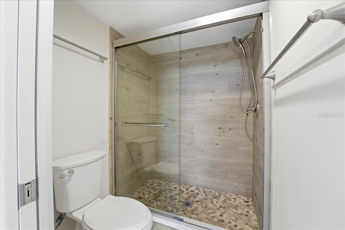 Walk-in shower - 4550 PINEBROOK CIR #506, BRADENTON