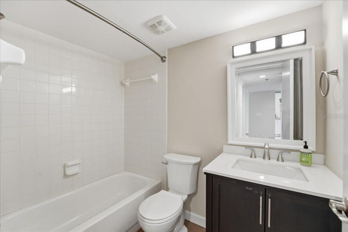 Updated second bathroom with bathtub - 4550 PINEBROOK CIR #506, BRADENTON