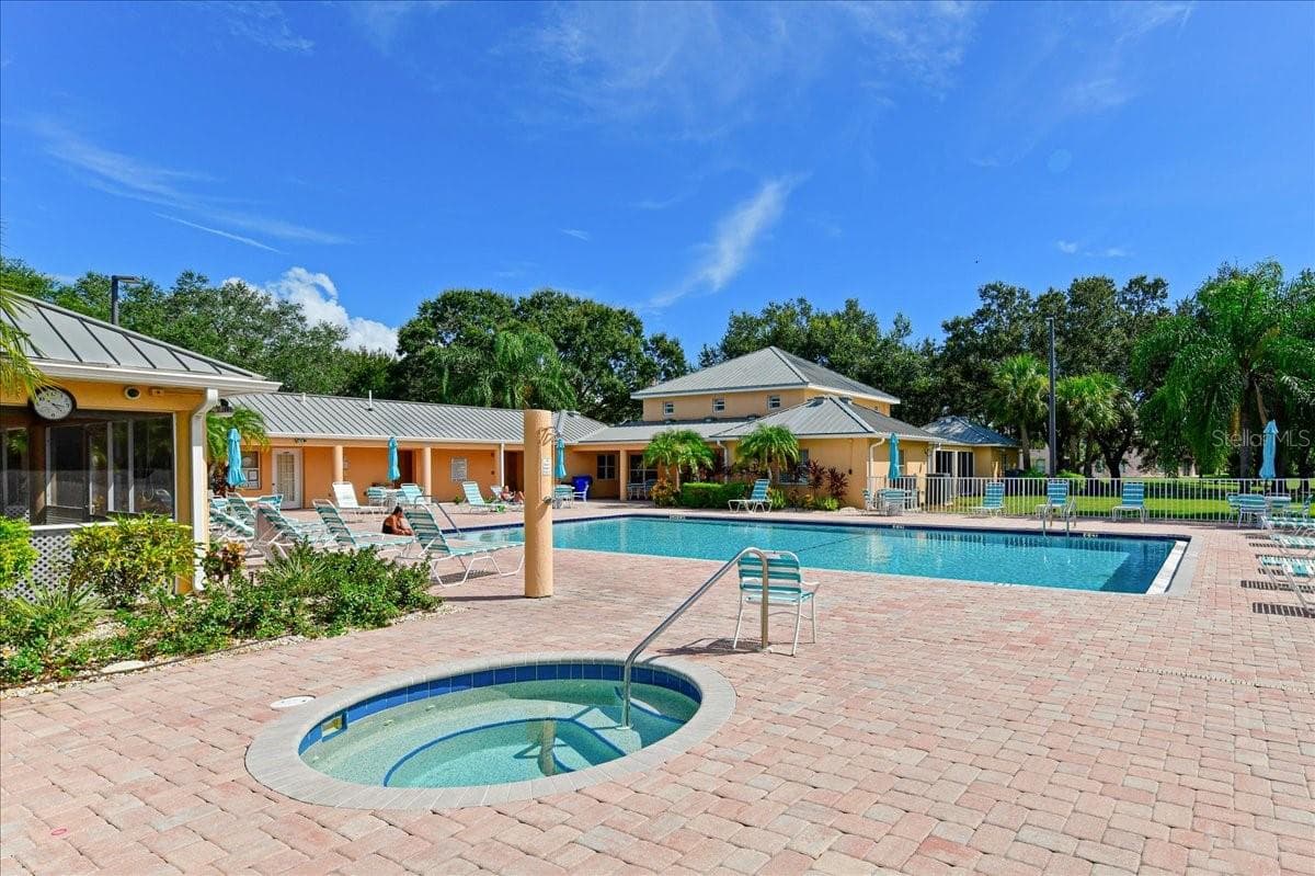 Pool and hot tub - 4550 PINEBROOK CIR #506, BRADENTON