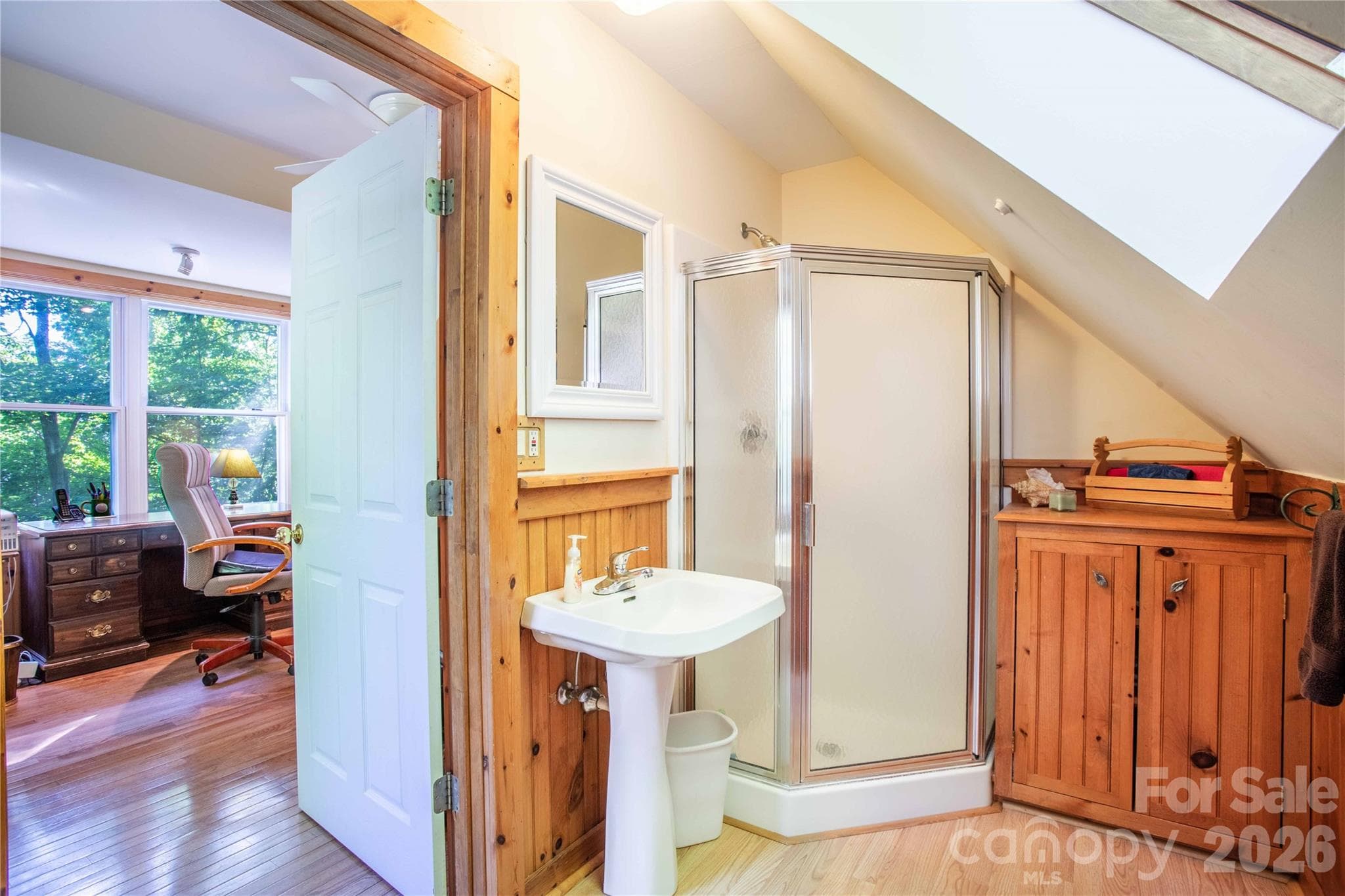 Full bathroom with skylight on the main floor off the light-filled den/office. - 22 Great Aspen Way, Black Mountain