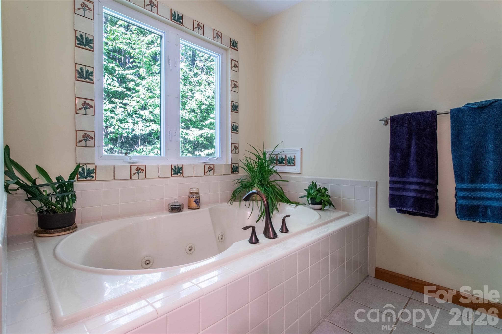 Jetted tub in primary bath offers a spa-like experience. Imagine relaxing here after a long day hiking, biking, sightseeing, working, or just living life. - 22 Great Aspen Way, Black Mountain