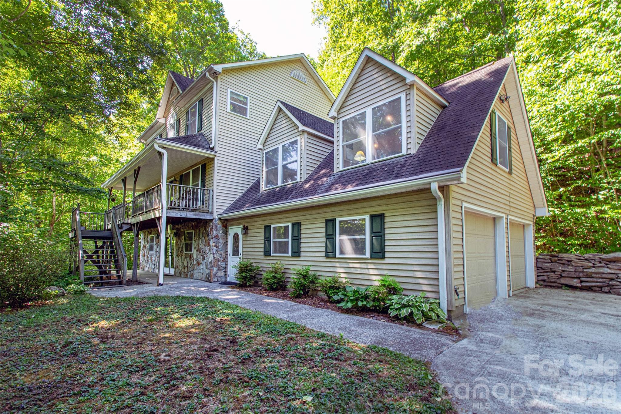 Welcome home to your beautiful, mountain home with gentle driveway and plenty of turnaround space, - 22 Great Aspen Way, Black Mountain