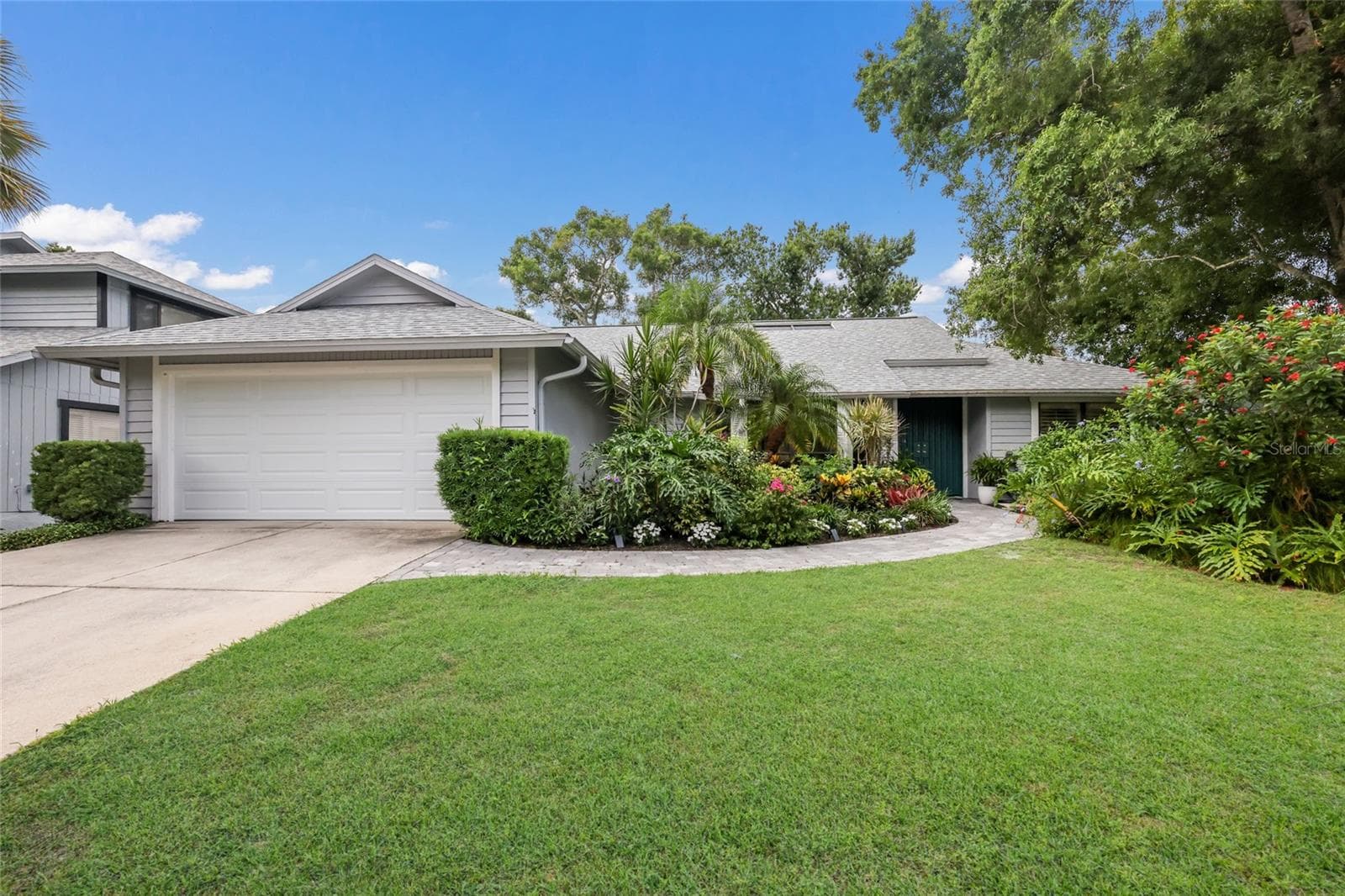 One story beautifully landscaped single family home. - 851 FAULKWOOD CT, SARASOTA