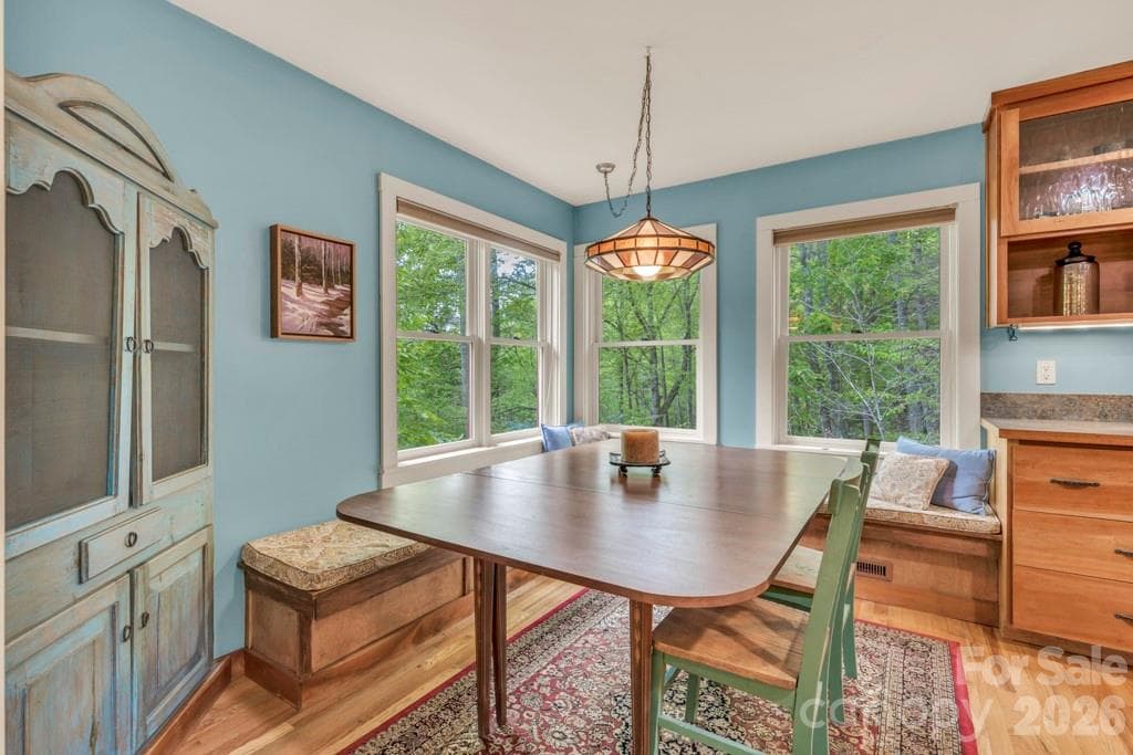 custom built in seating! - 1590 Shulls Mill Road, Boone