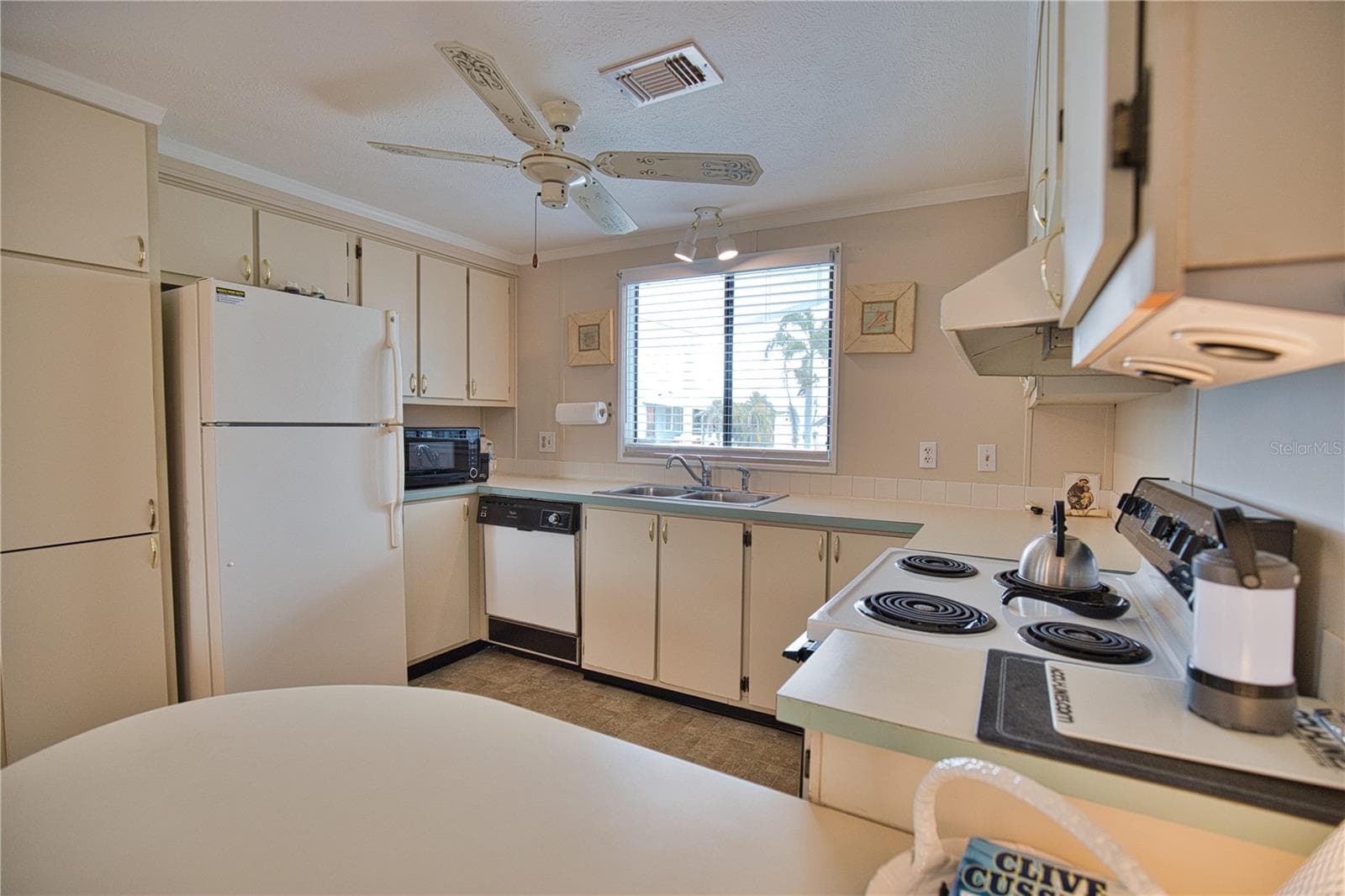 Manufactured Home at 632 LA JOLLA CIR, NORTH PORT, photo 7 of 35