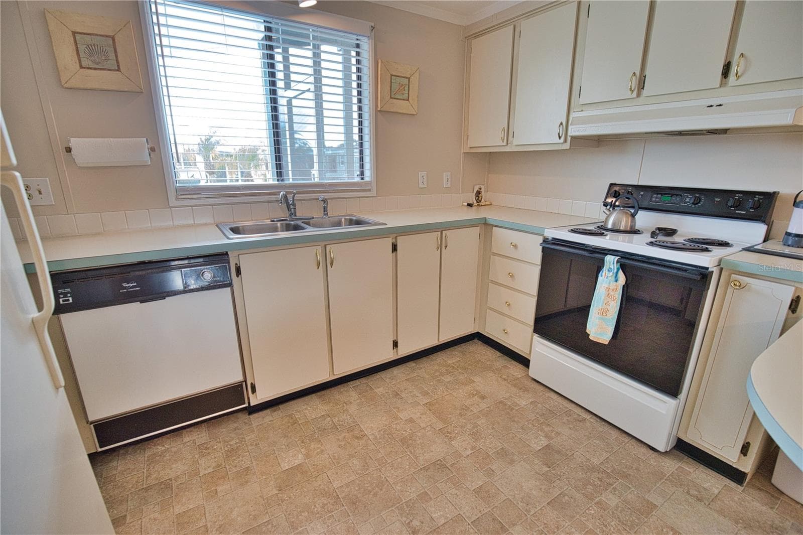 Manufactured Home at 632 LA JOLLA CIR, NORTH PORT, photo 8 of 35