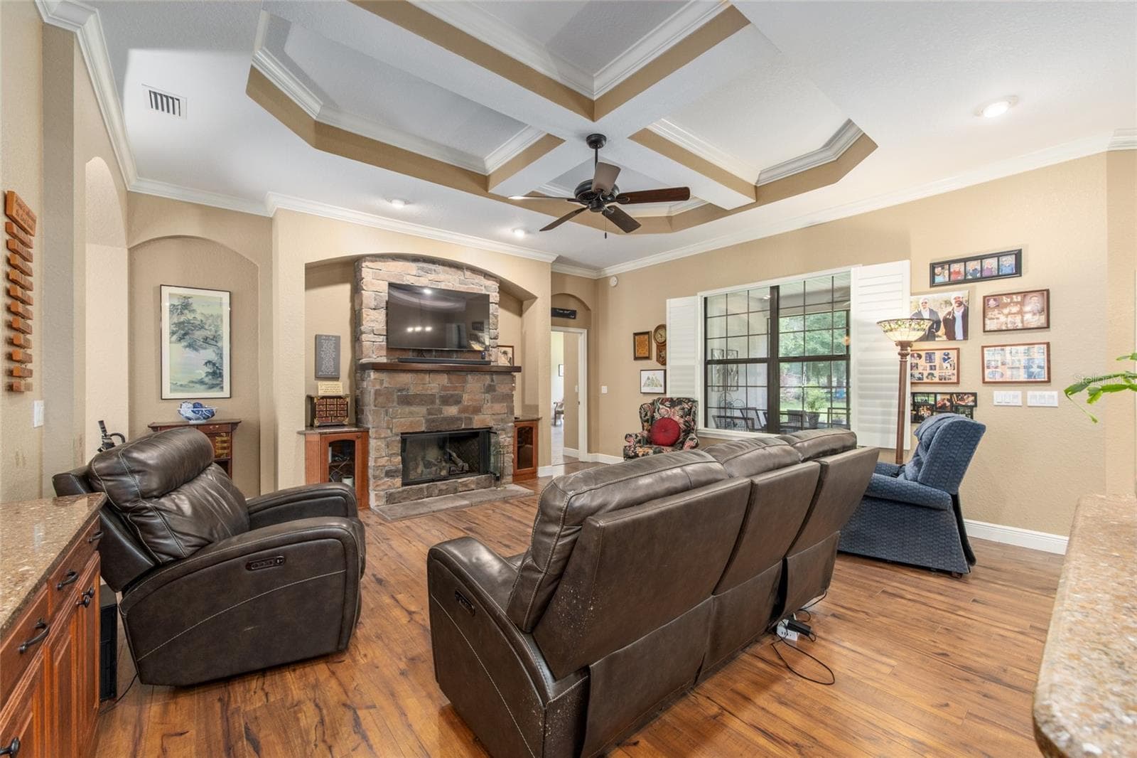 with gas fireplace - 3 HIALEAH DR, OCALA