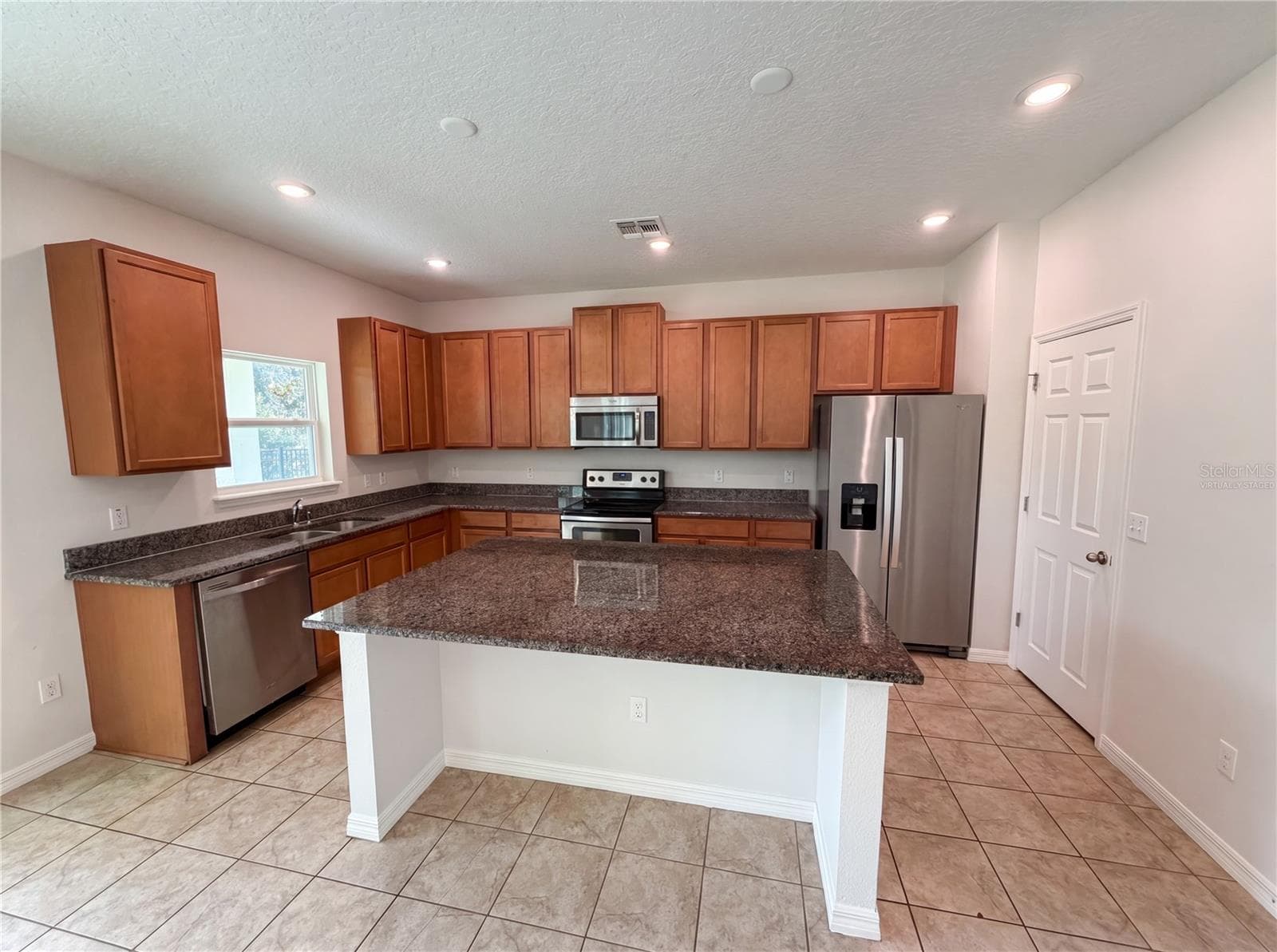 Single Family Residence at 811 MAPLE LEAF LOOP, WINTER SPRINGS, photo 2 of 30