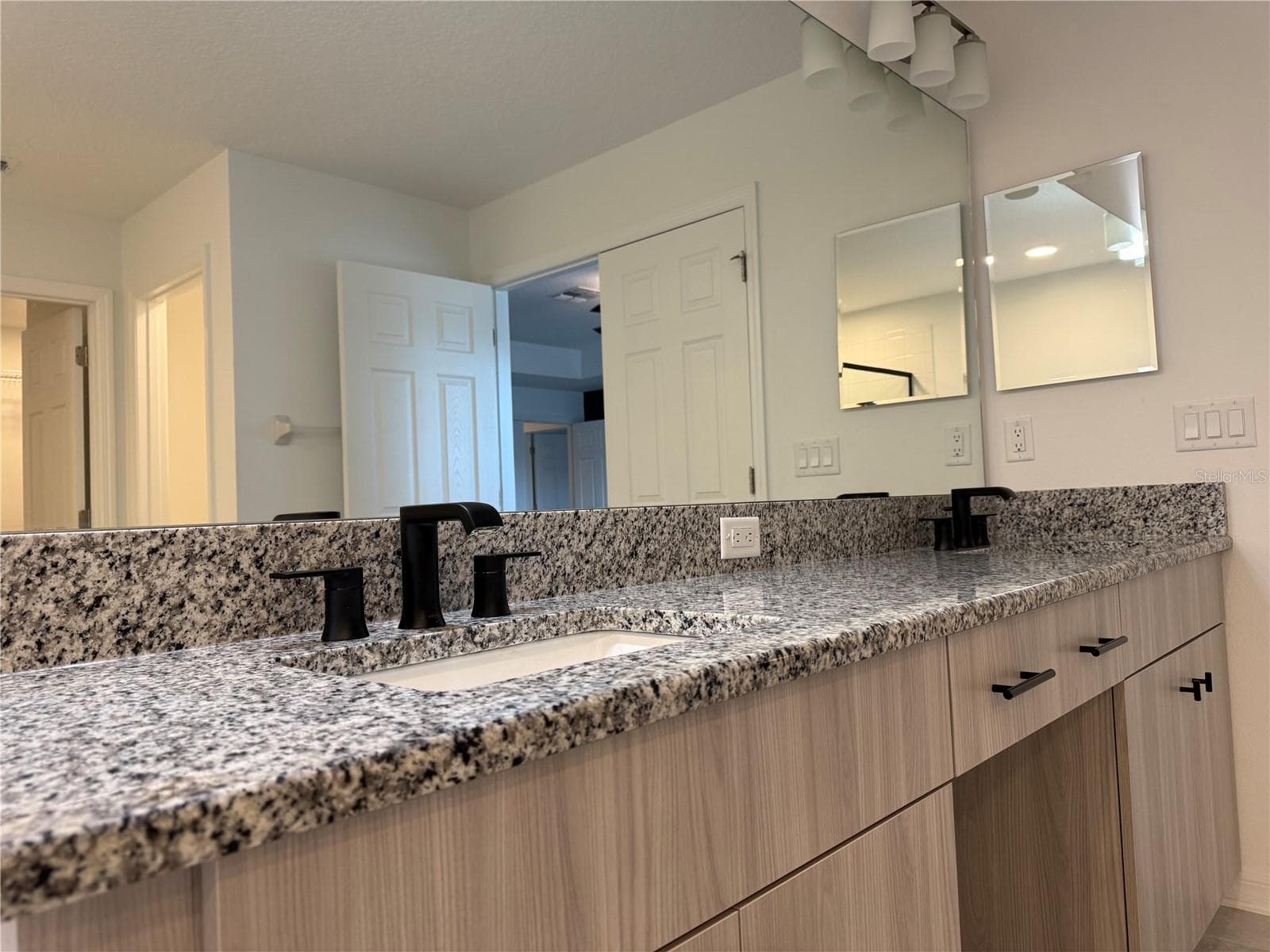 Single Family Residence at 33263 SYCAMORE LEAF DR, WESLEY CHAPEL, photo 13 of 52
