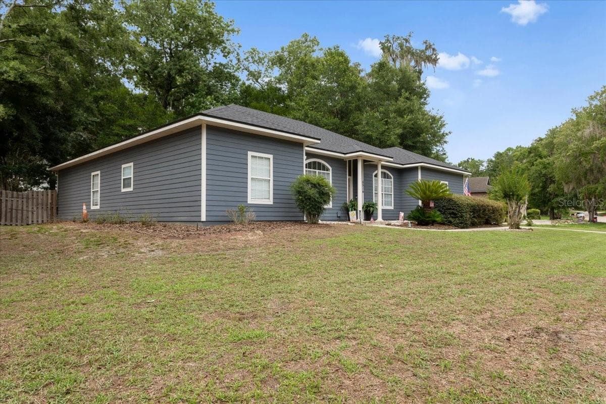 Side yard - 5514 NW 78TH LN, GAINESVILLE