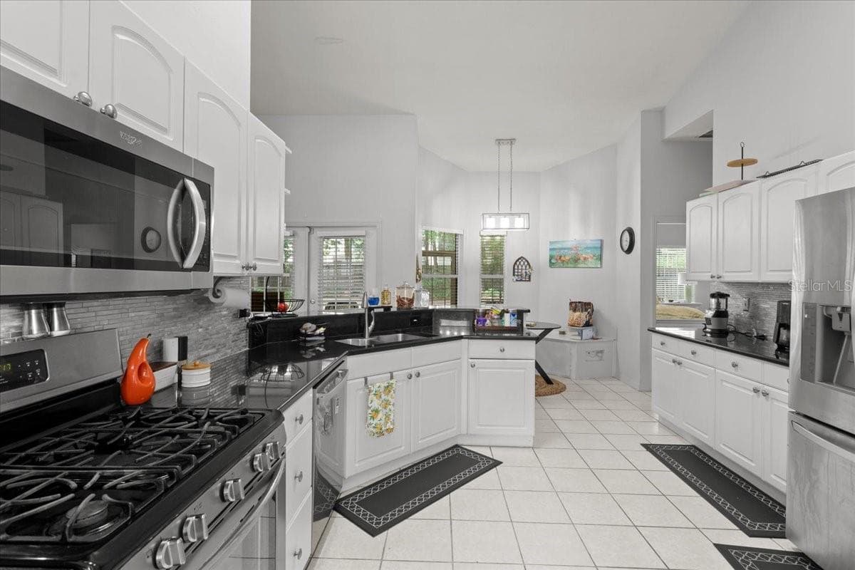 Kitchen w gas stove - 5514 NW 78TH LN, GAINESVILLE