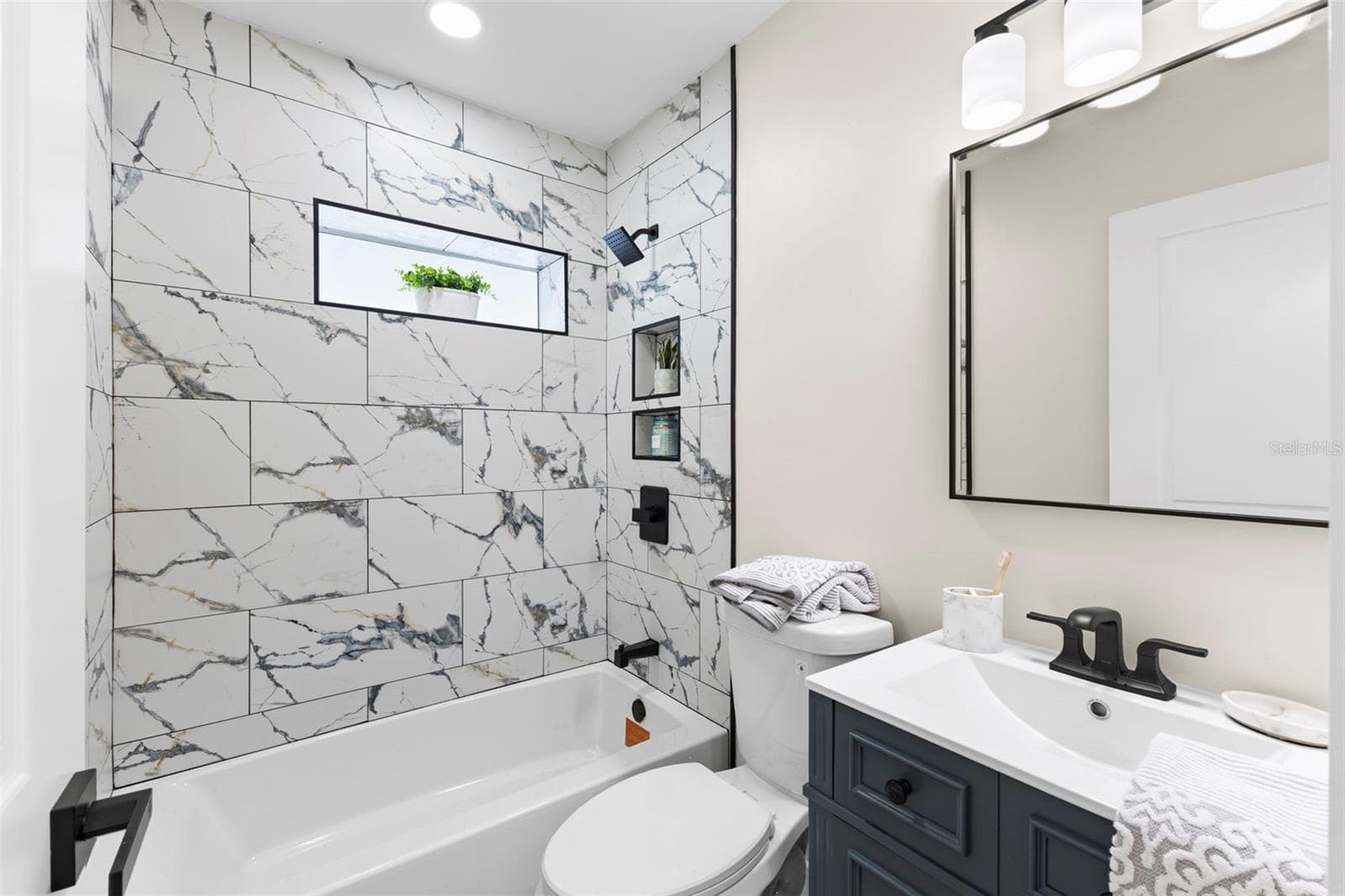 Second full bath - 4430 CARSON ST NE, ST PETERSBURG