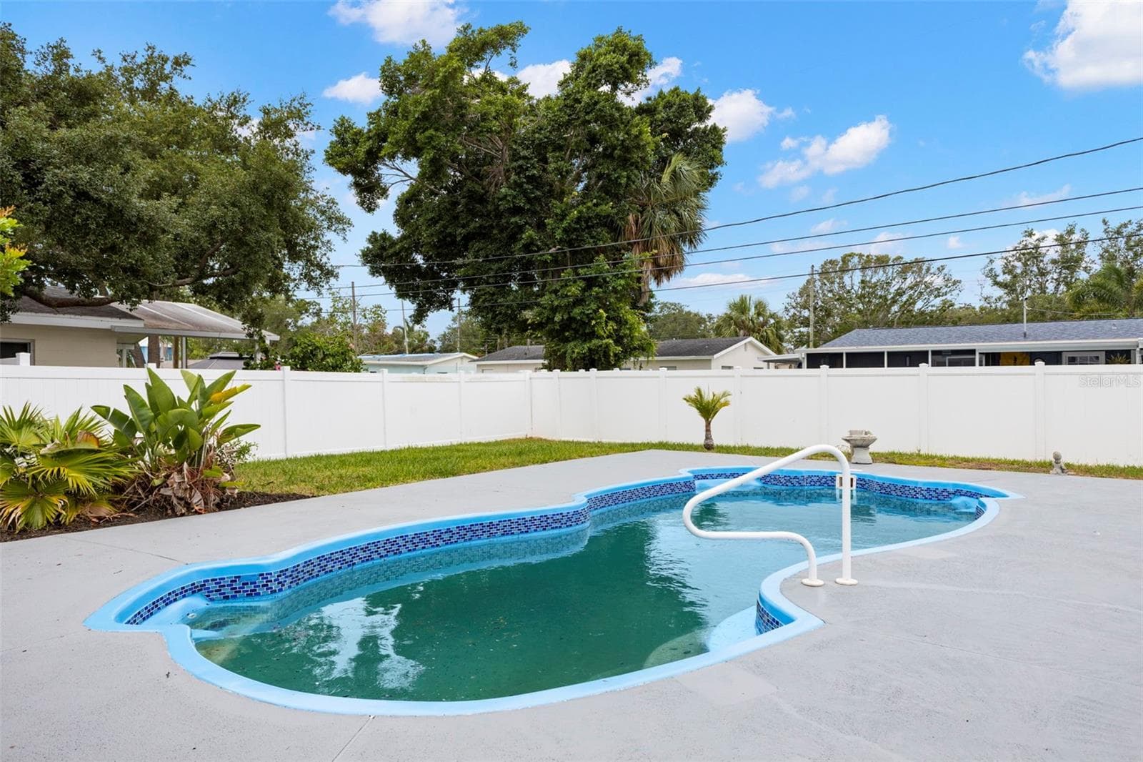 Beautiful in ground pool and terrific backyard space - 4430 CARSON ST NE, ST PETERSBURG