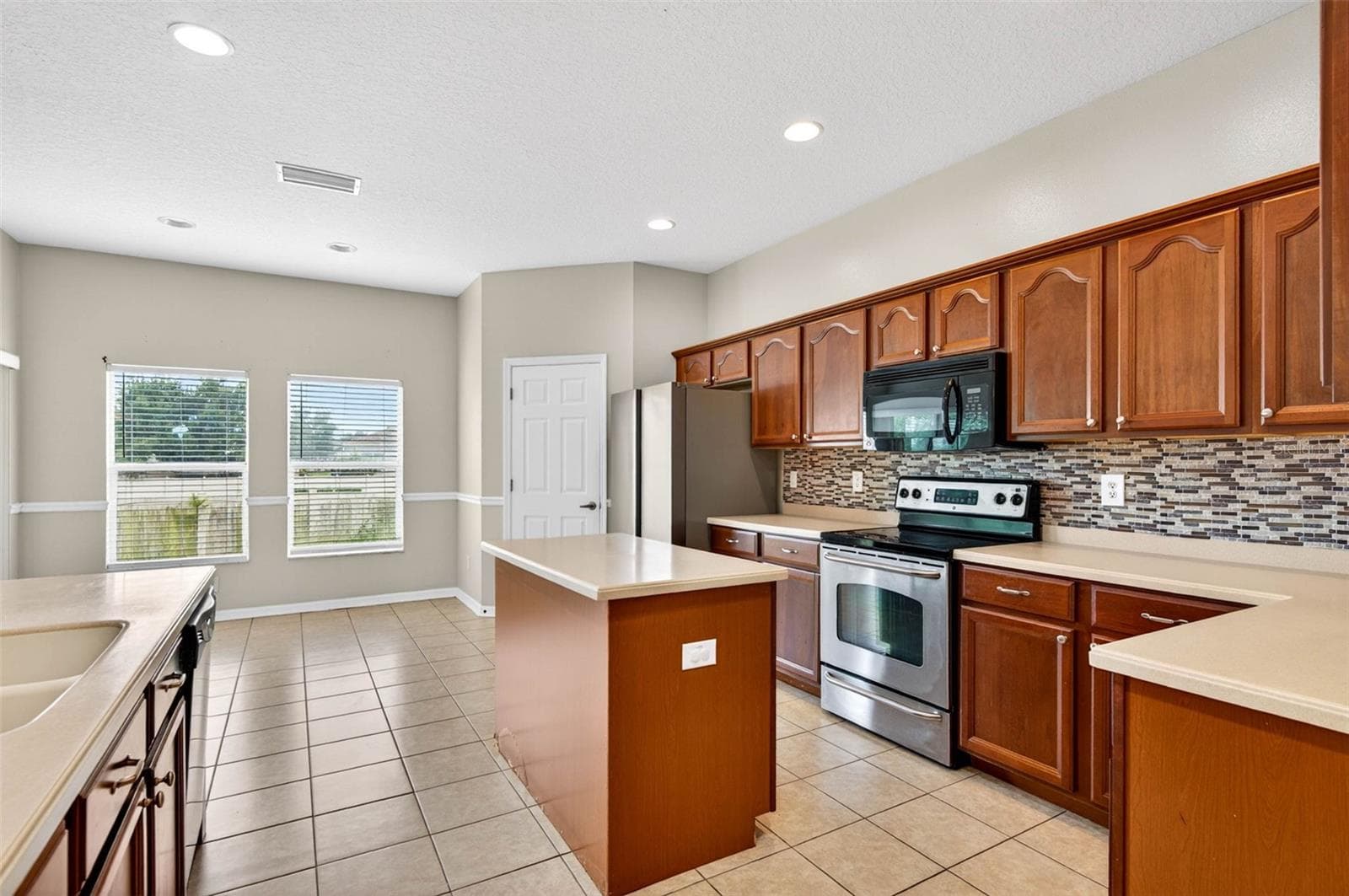 Kitchen and Eating Area - 612 MARION HILL LN, RUSKIN