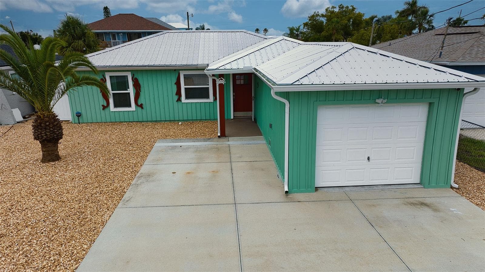 Welcome to "BEACH HOUSE" offering the best in coastal lifestyle living. Easy care exterior and interior allow more time for waterfront fun!! - 6420 BOATYARD DR, HUDSON