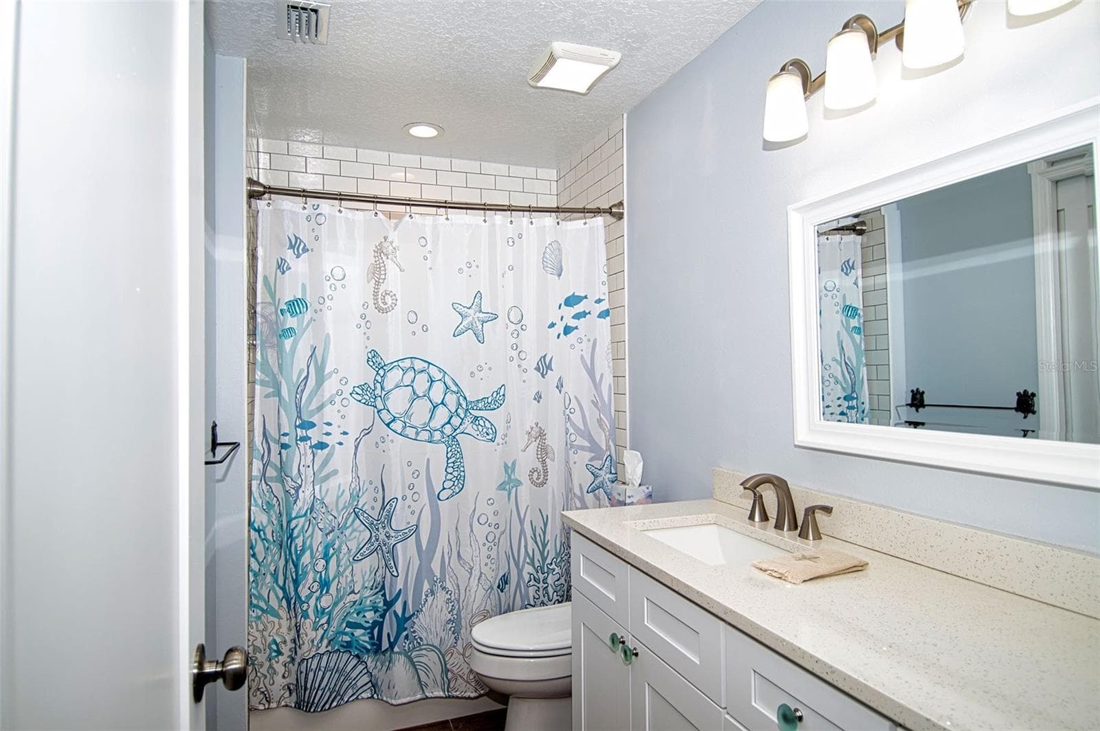 Master Bath w/tub & shower combination - 6420 BOATYARD DR, HUDSON