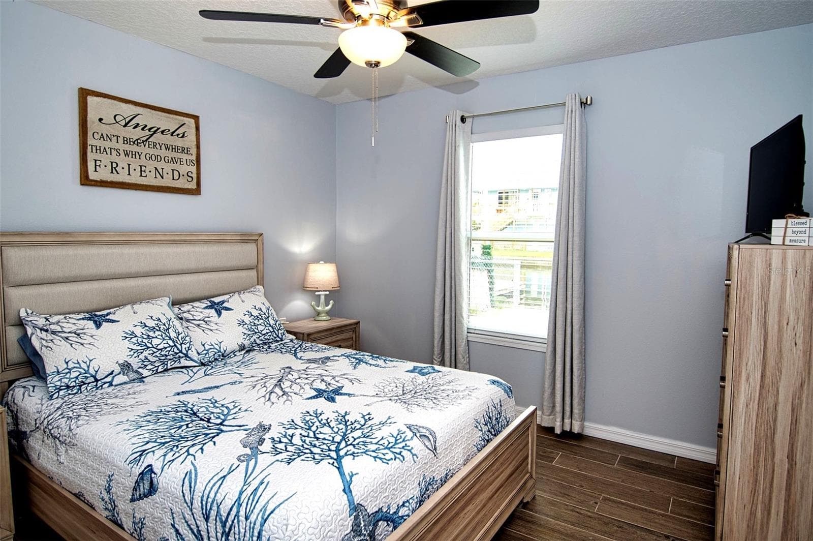 Large picture window brings in an abundance of natural light. - 6420 BOATYARD DR, HUDSON