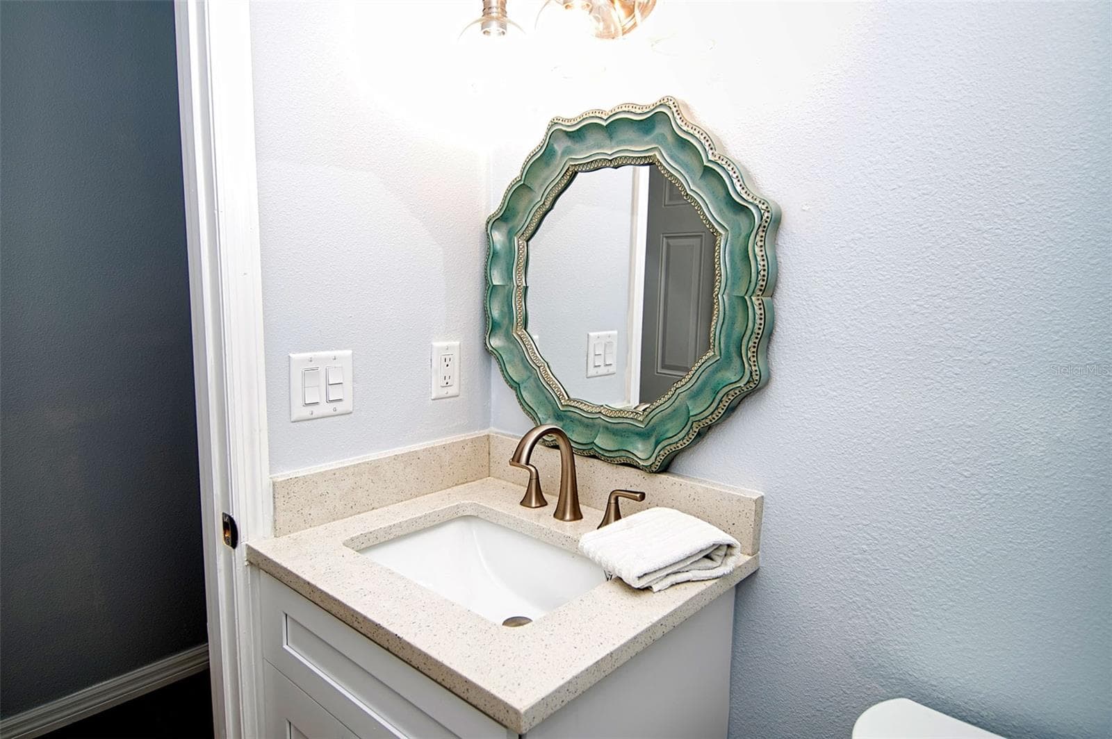 Full bath located adjacent to Flex Room. - 6420 BOATYARD DR, HUDSON