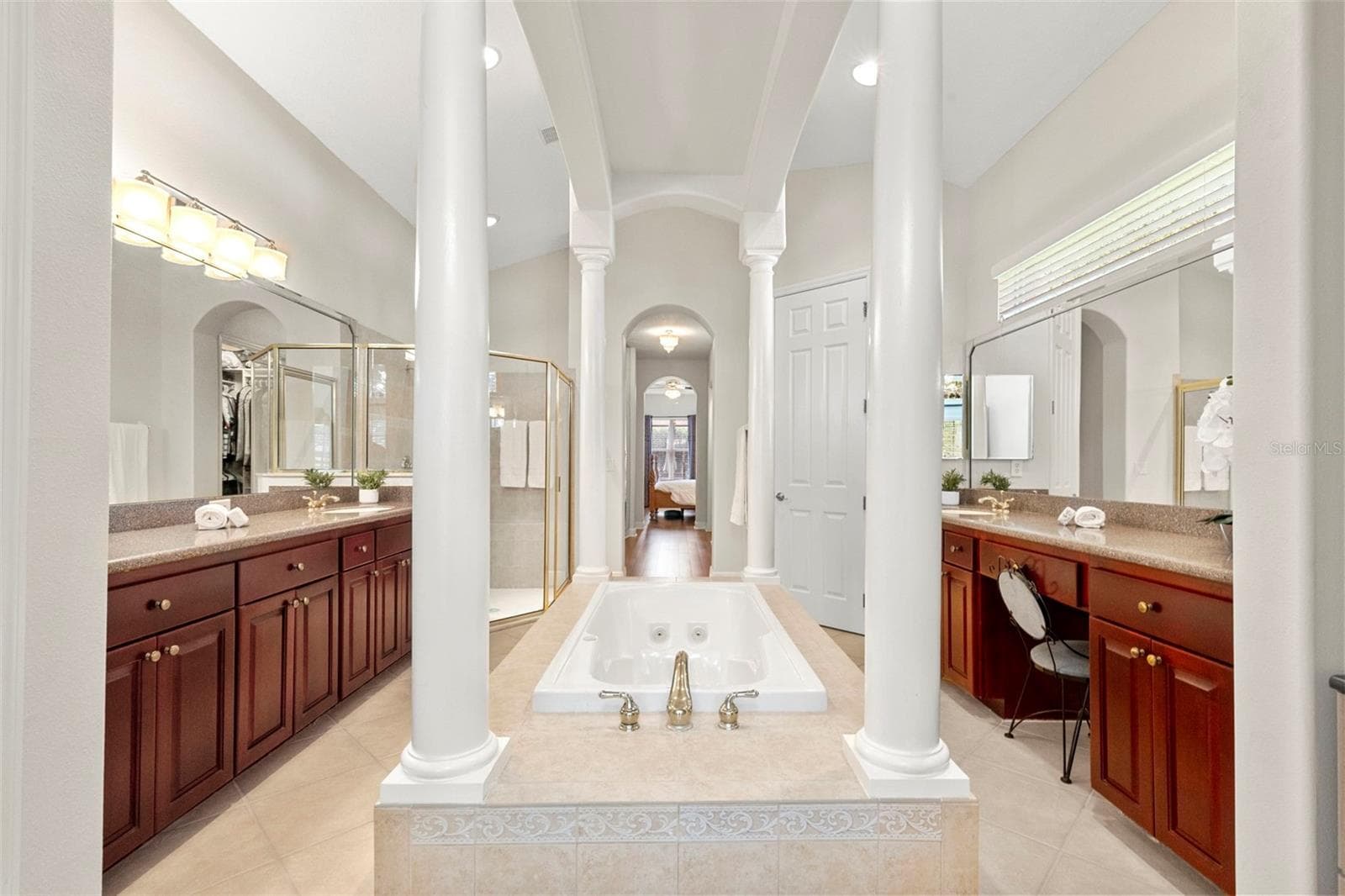 Primary En-Suite-Soaking Tub Equipped With Jets - 20203 CANE RIVER WAY, TAMPA