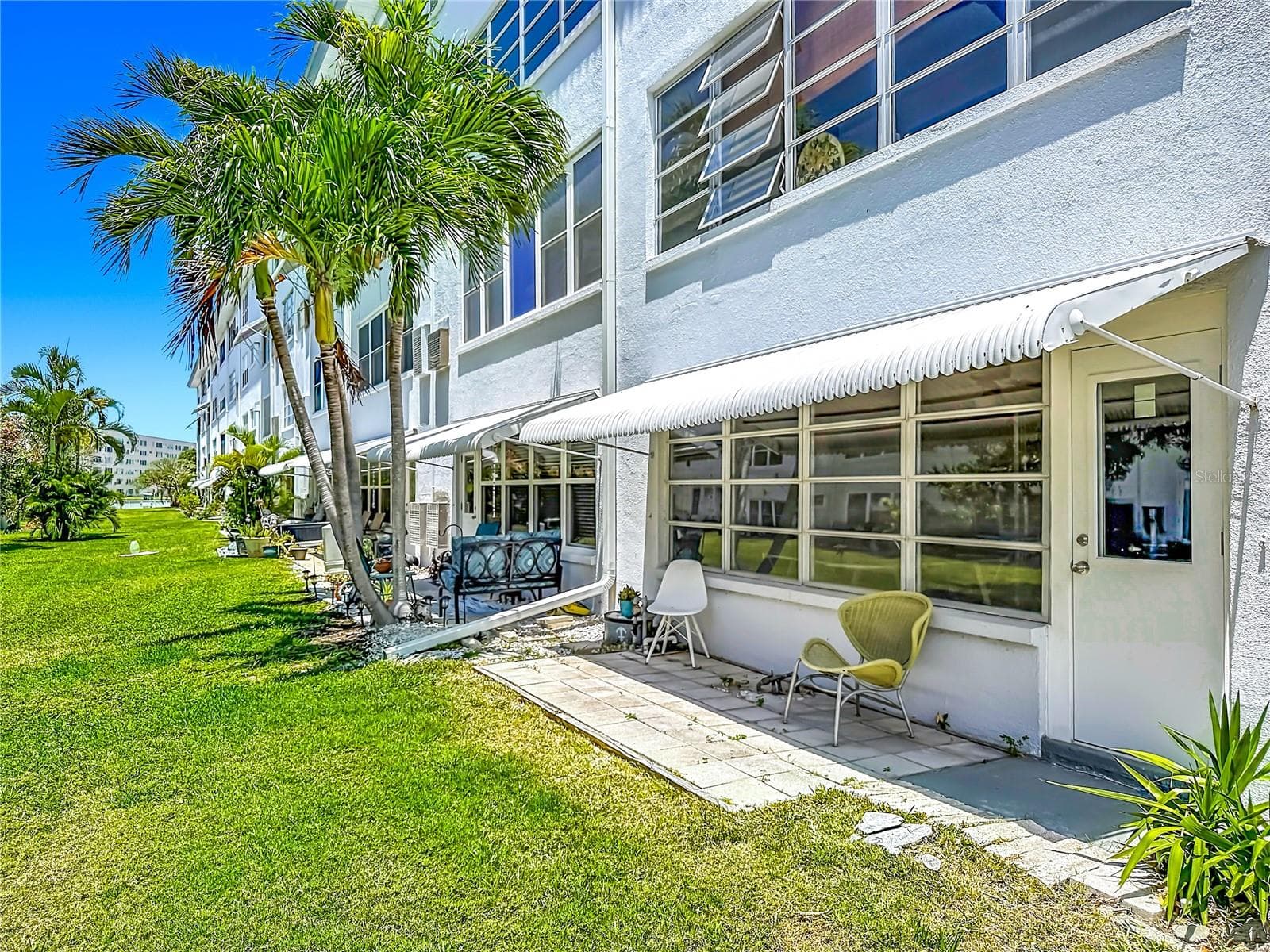 Back patio with awning - 3018 59TH ST S #102, GULFPORT