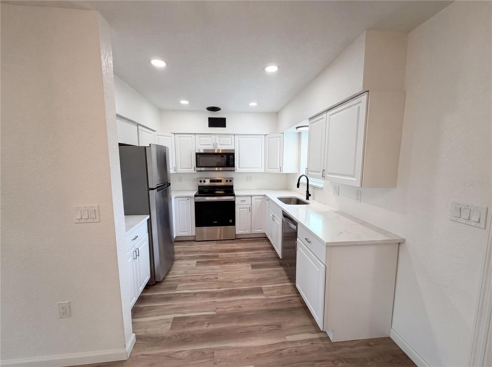 Single Family Residence at 567 BAYWOOD DR N, DUNEDIN, photo 2 of 19