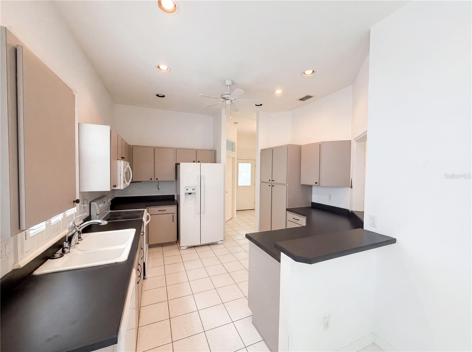 Single Family Residence at 3319 NEWBLISS CIR, ORMOND BEACH, photo 2 of 18