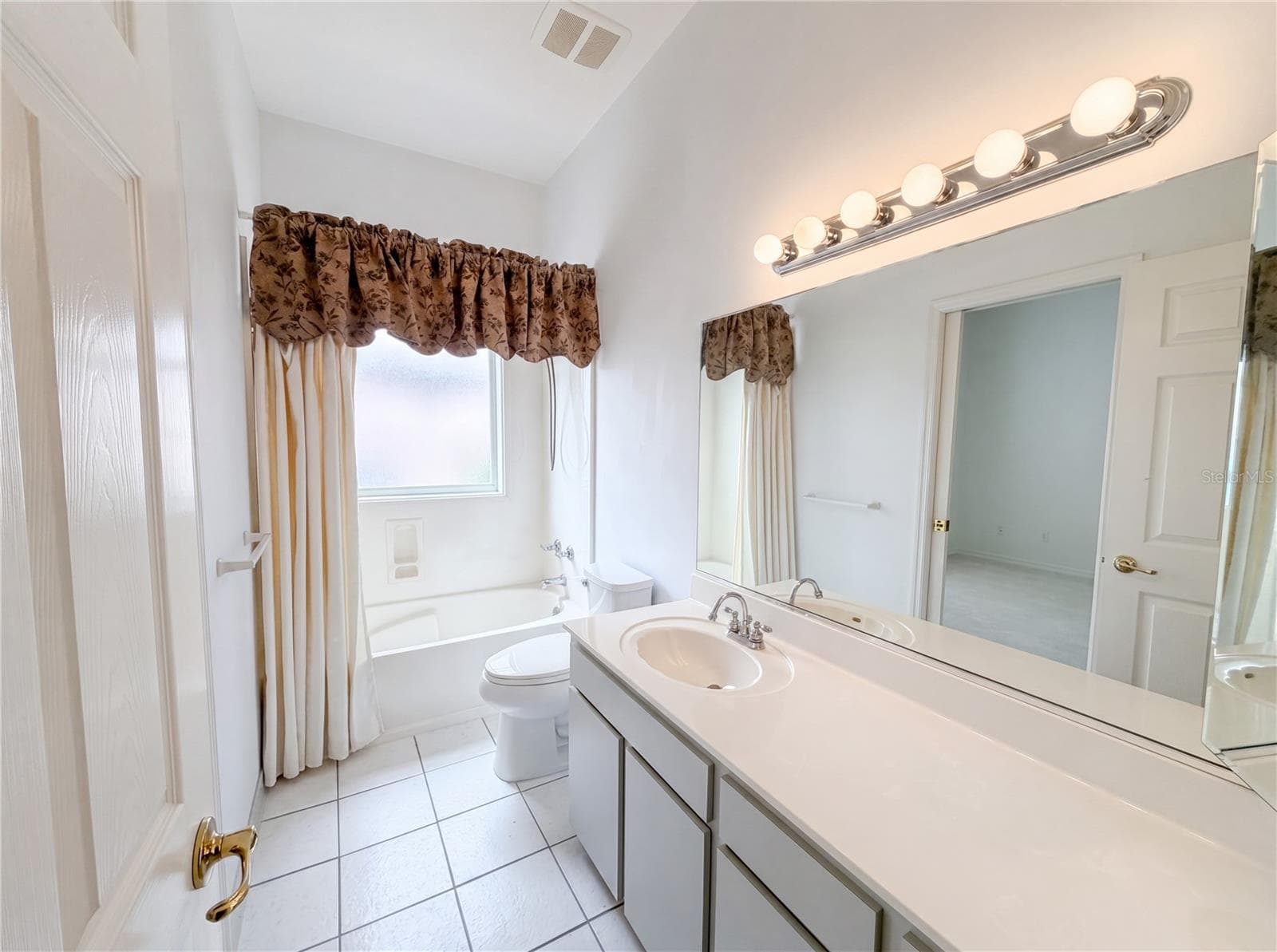 Single Family Residence at 3319 NEWBLISS CIR, ORMOND BEACH, photo 15 of 18