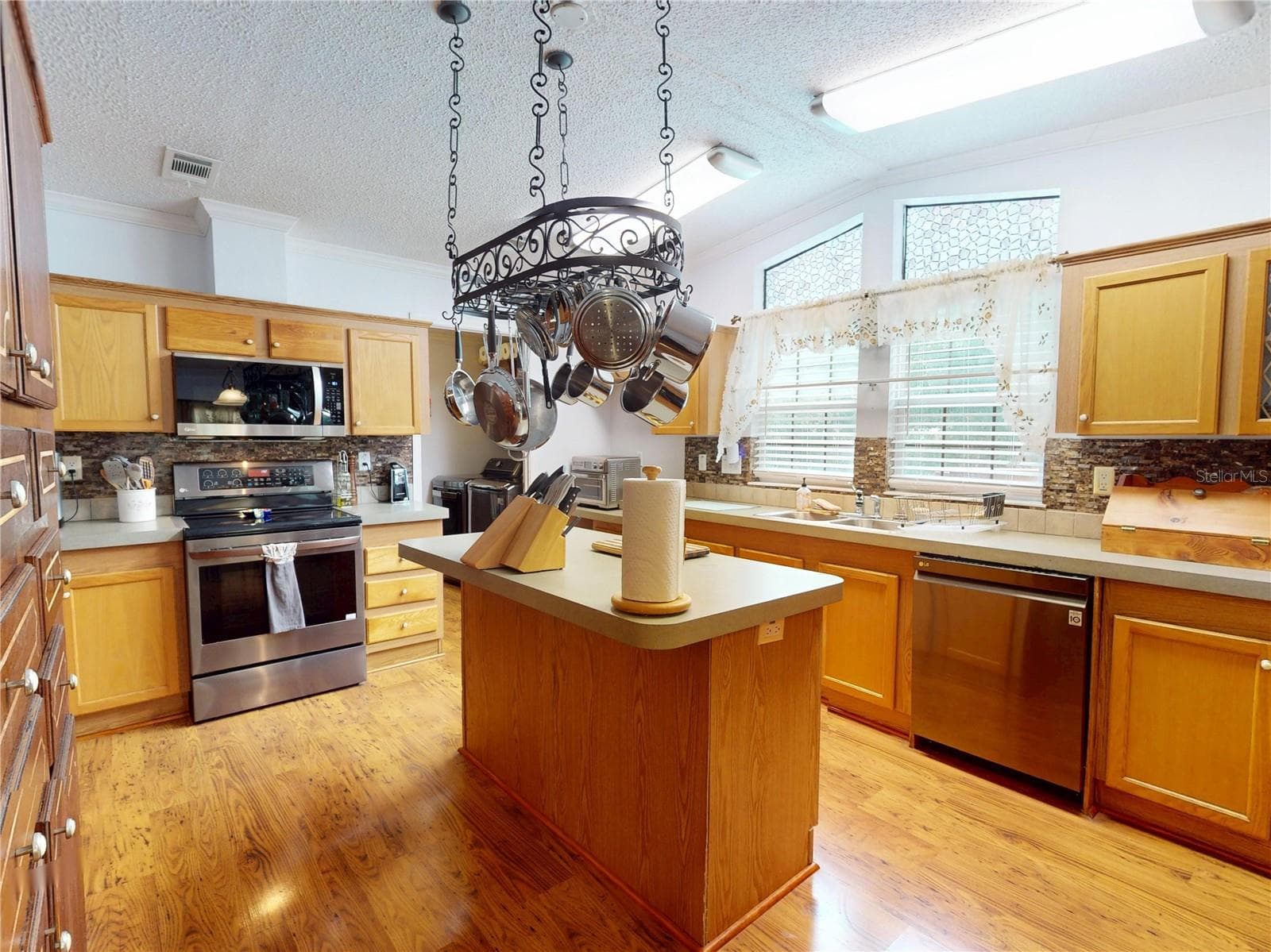 Manufactured Home at 17021 SHELBY LN, NORTH FORT MYERS, photo 28 of 86