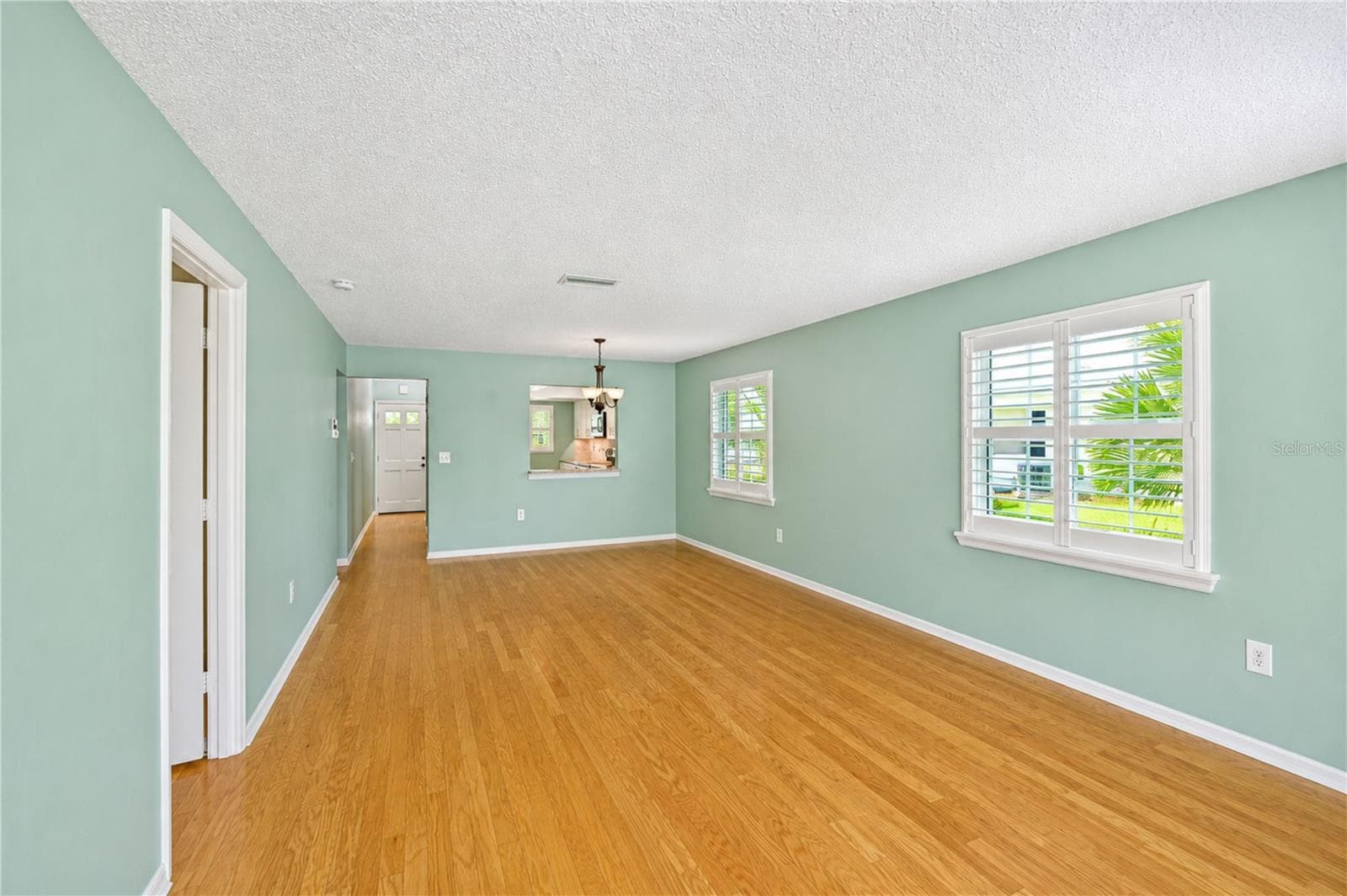 Living through to kitchen - 9425 ANDOVER CIR, BRADENTON